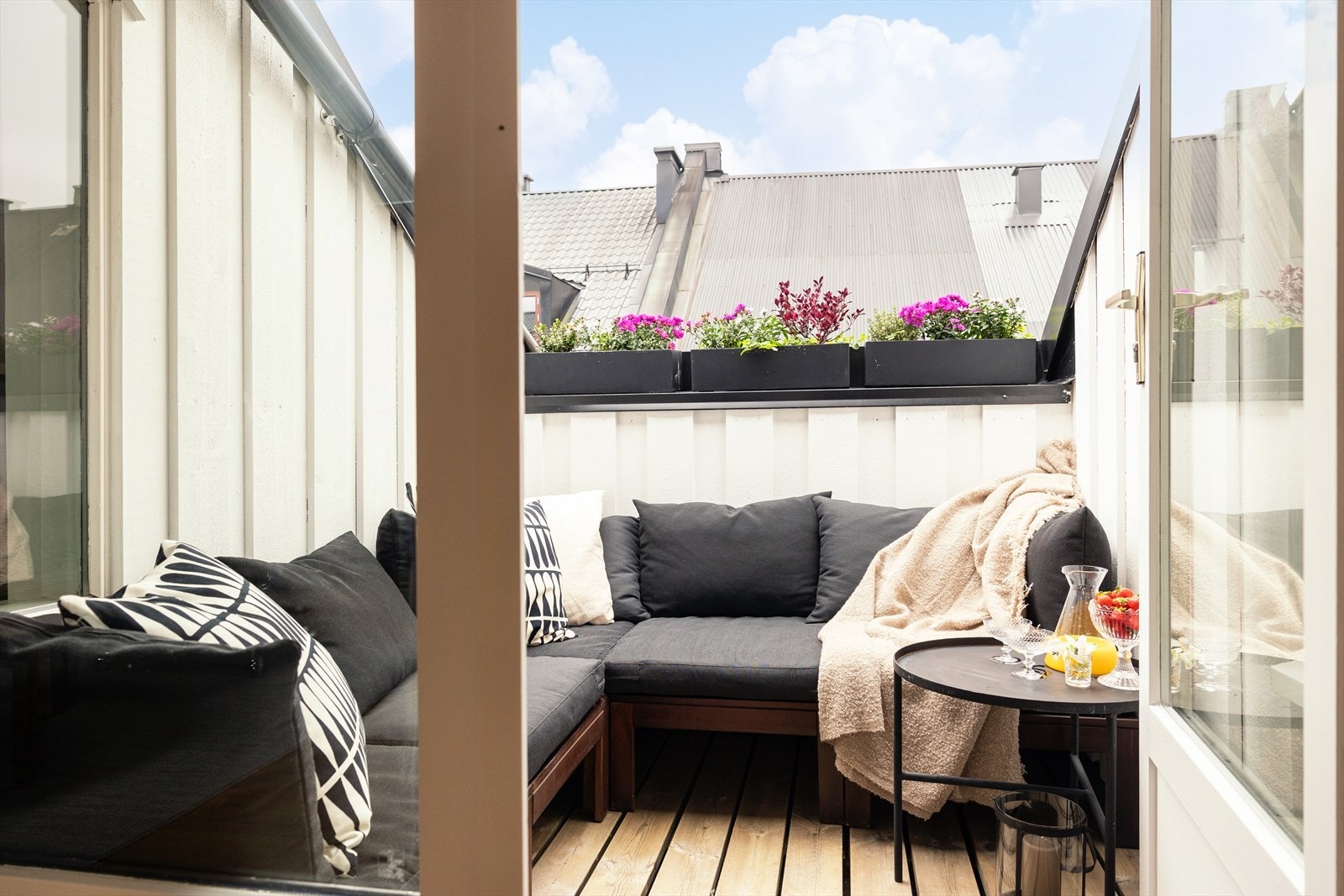 Lun, skjermet og solrik terrasse, her kan du nyte fine vår- og sommerdager. Terrassen har elektrisk markise. Galleribilde