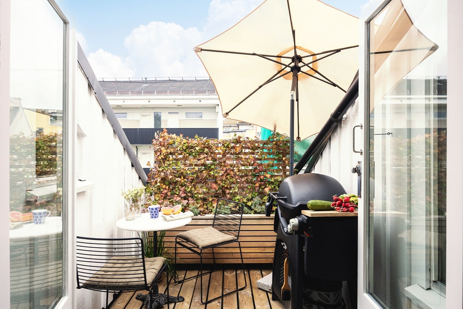 Leiligheten har to skjermede terrasser med optimale solforhold. Galleribilde