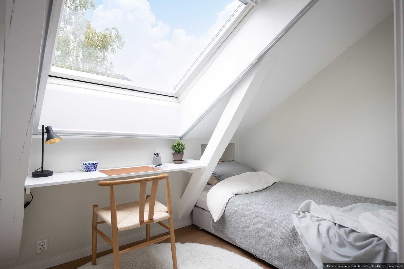 Soverom nr. II med plass til både skrivepult og seng. Galleribilde