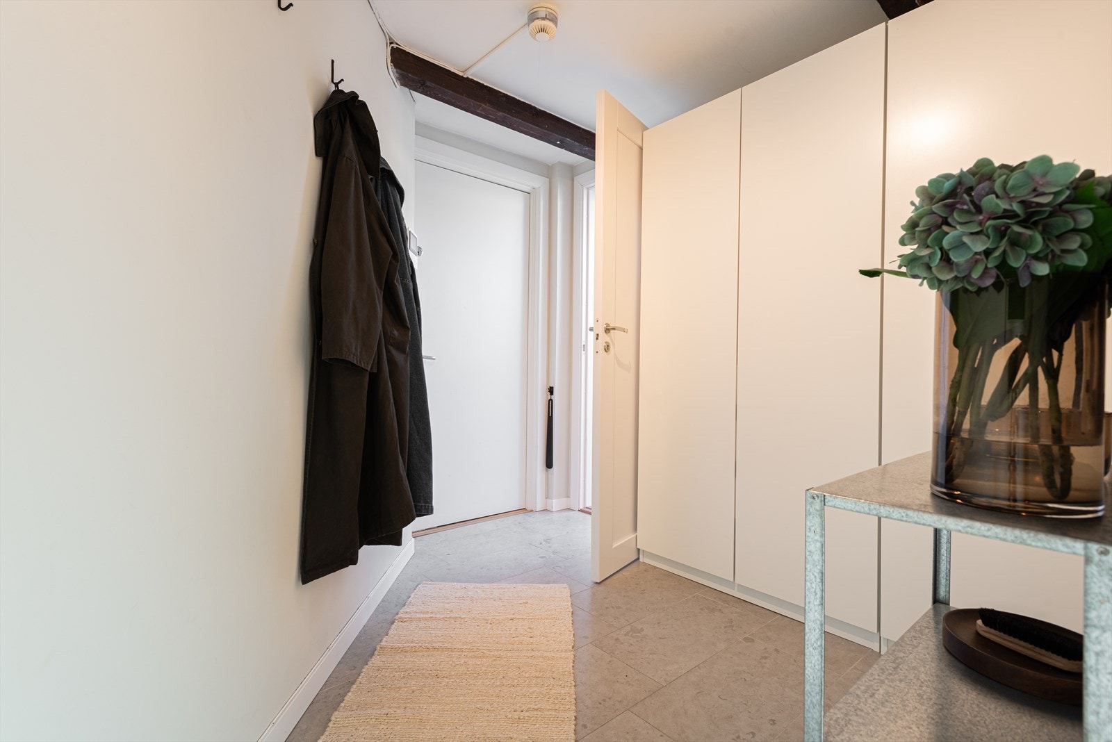 Romslig og lys gang med rikelig oppbevaringsplass - velkommen inn! Galleribilde