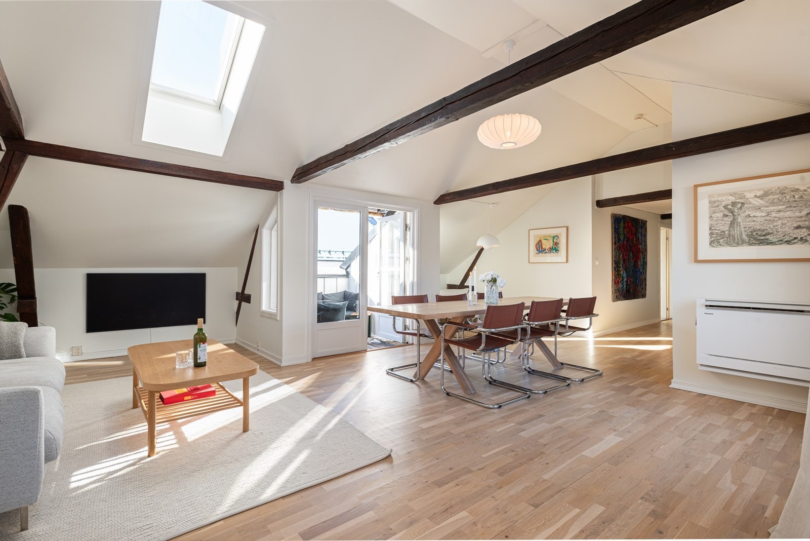 God takhøyde og mye lysinnslipp gjør dette til en helt spesiell loftsleilighet. Galleribilde