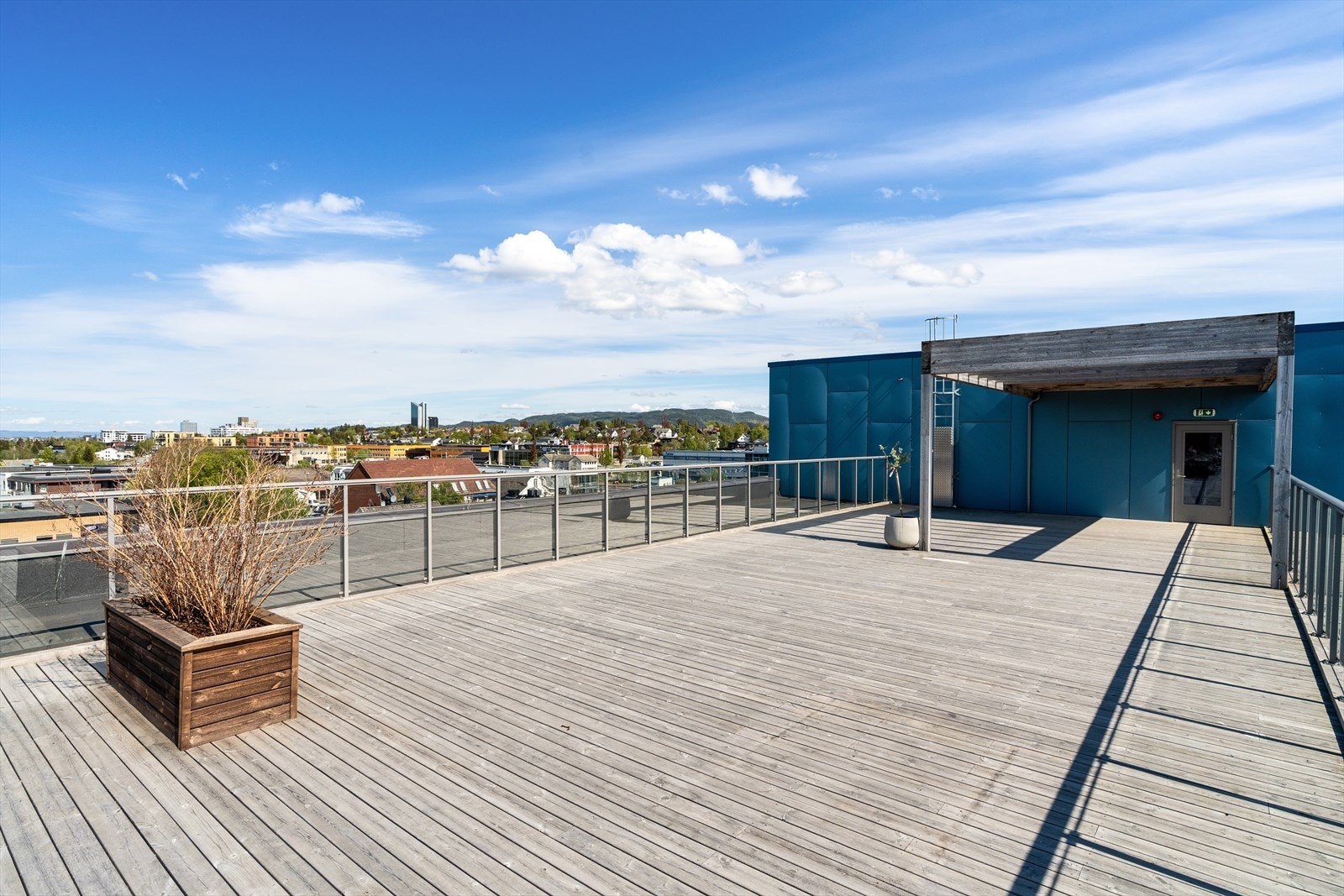Sameiet byr på en herlig takterrasse som fritt kan benyttes av beboerne. Galleribilde