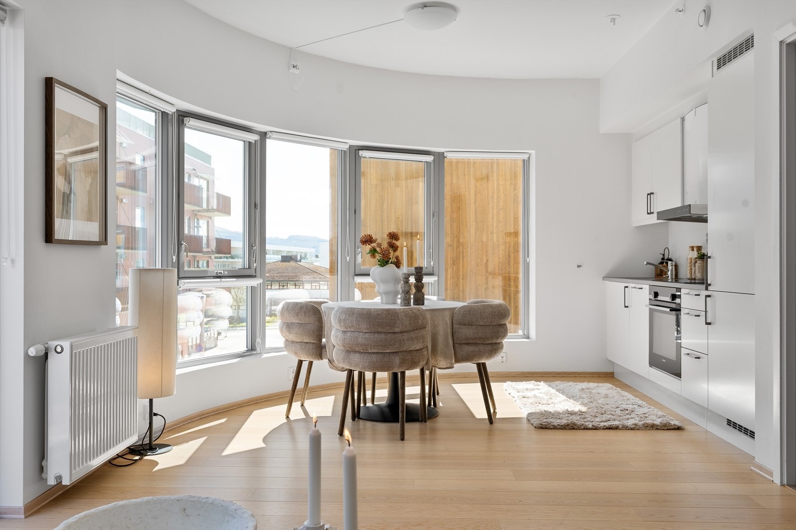 Den åpne stue/kjøkkenløsningen er på 22,5m². Galleribilde