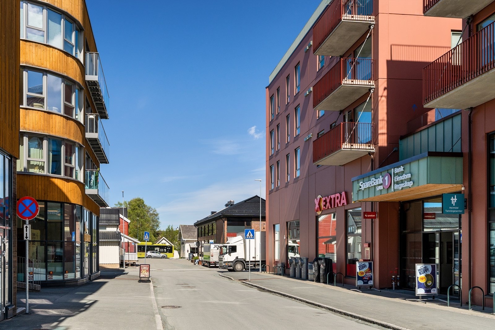 Heimdal togstasjon ligger kun 2 minutter gange unna. Her finner du både metrobuss og tog med hyppige avganger som kan ta deg til Trondheim sentrum. Galleribilde