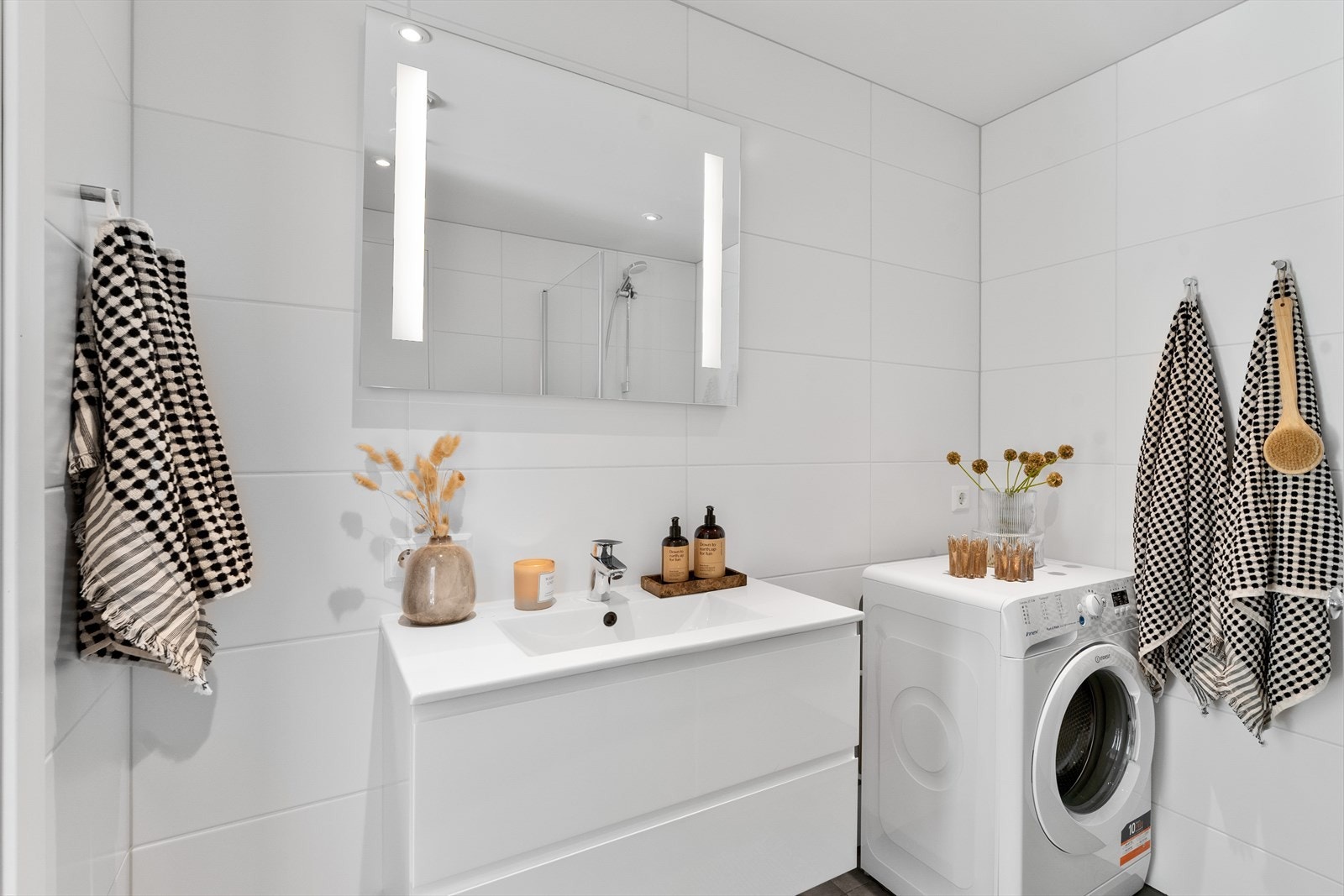 Lekkert flislagt bad på 4,5m² med gjennomgående TG1 fra takstmann. Galleribilde