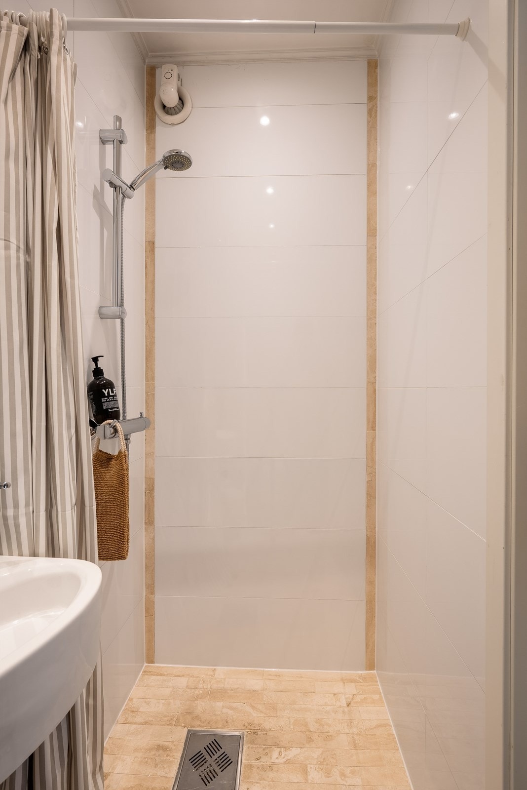 I dusjsonen er det sluk i gulvet, og badet har termostatstyrte varmekabler. Galleribilde