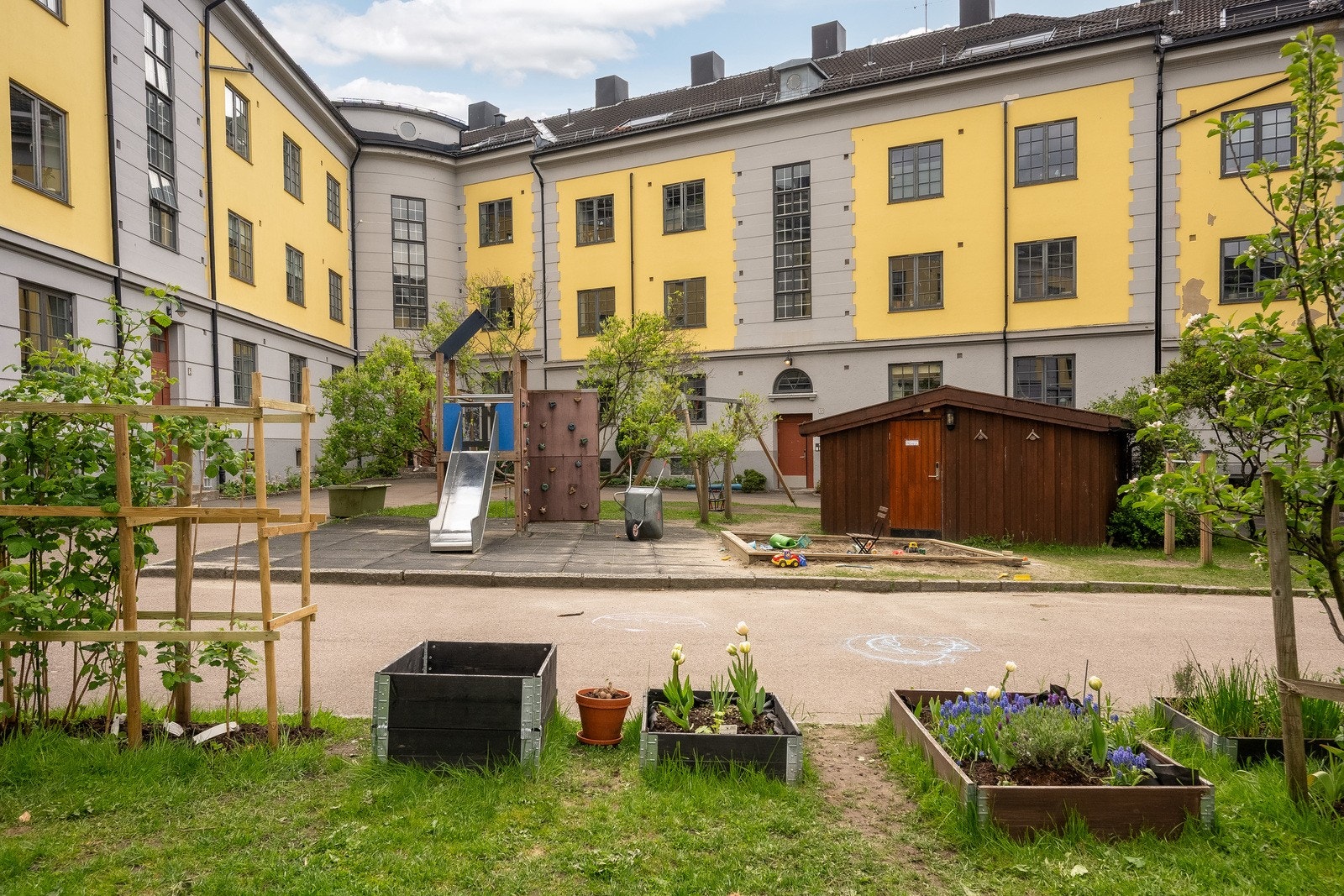 I bakgården er det lekeplass, sittegrupper og dyrkekasser for beboerne. Galleribilde