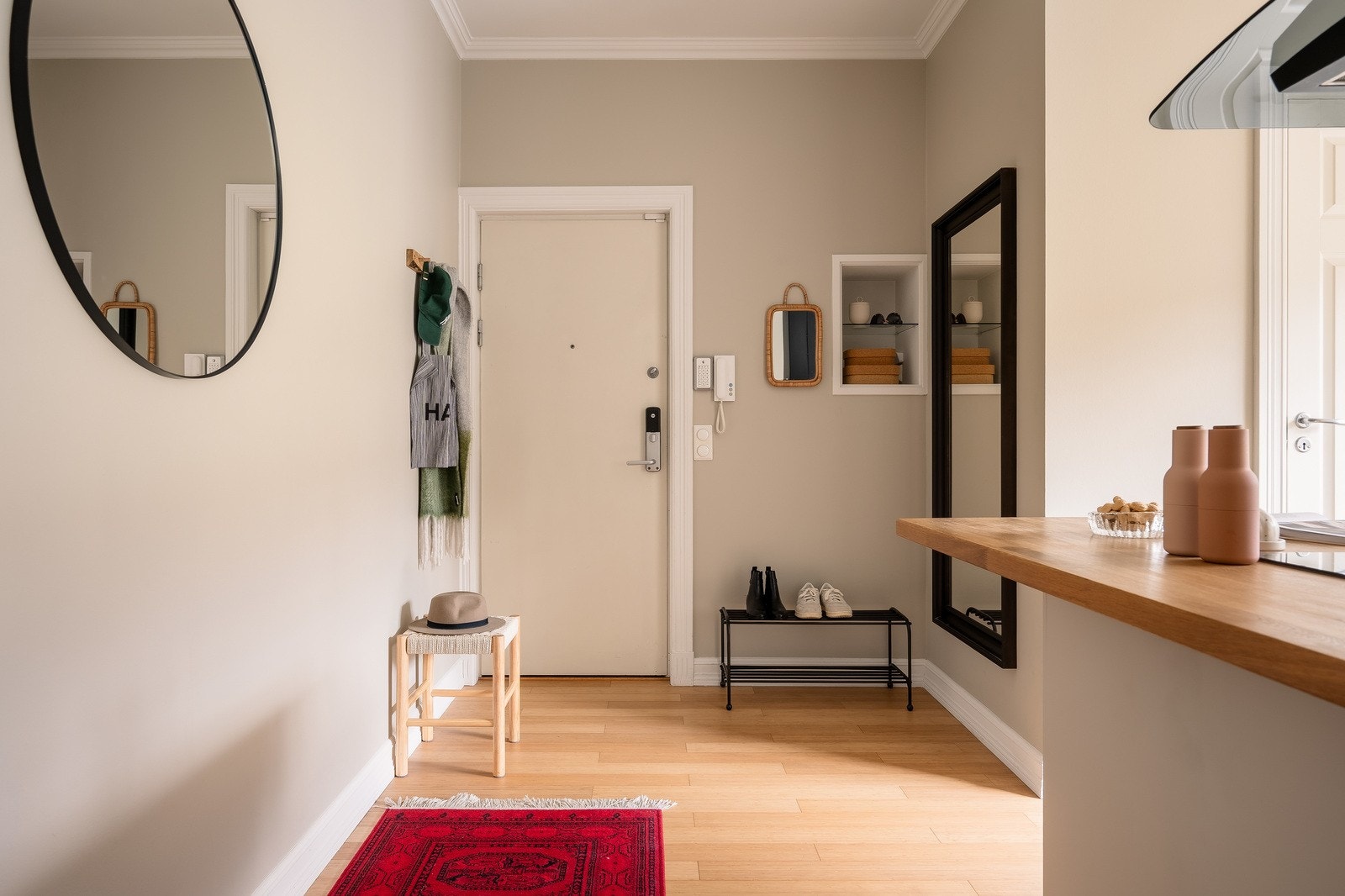 Entréen har downlights i himlingen - velkommen inn! Galleribilde