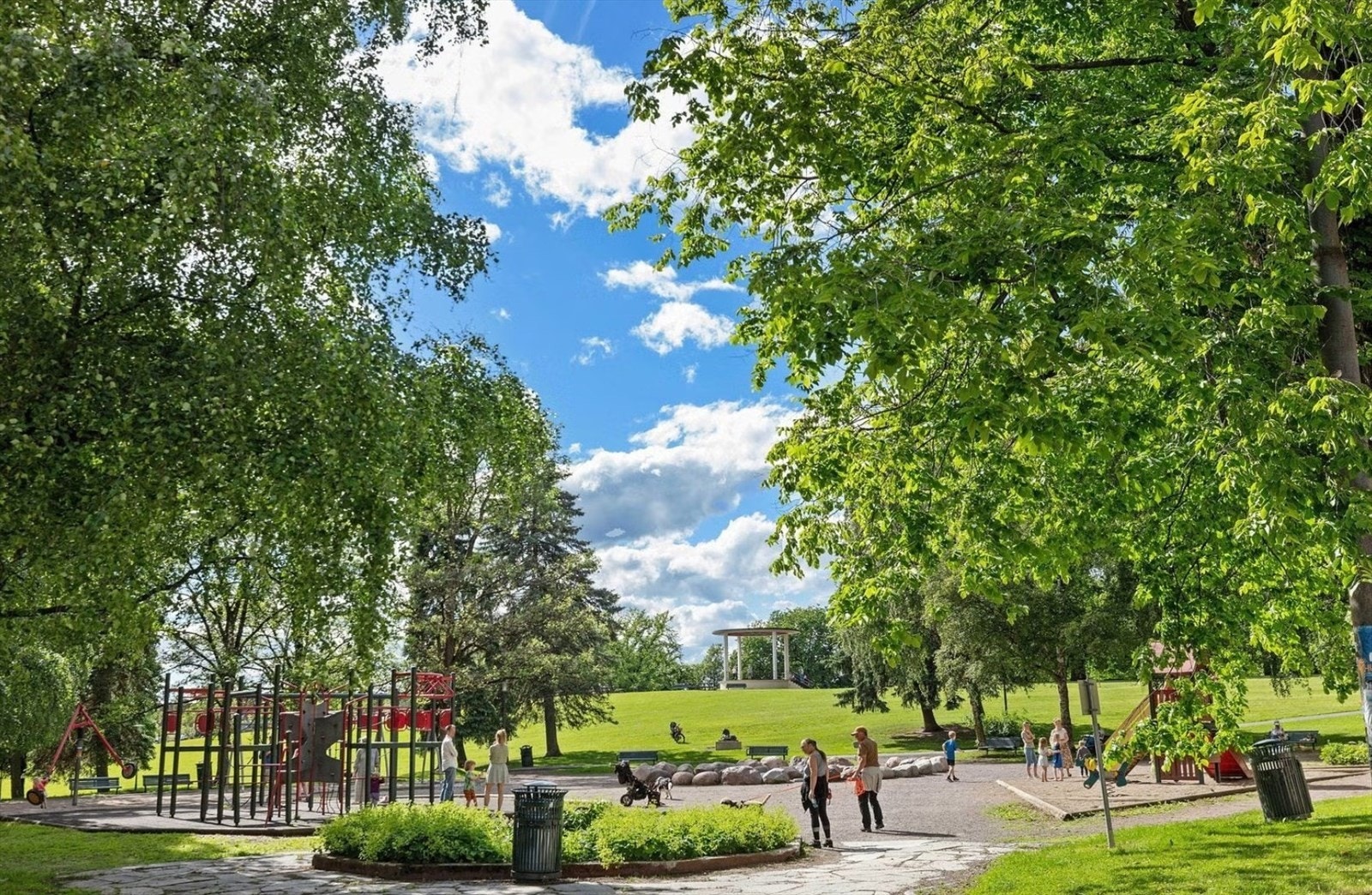 Torshovparken, et av områdets store friområder, ligger i kort avstand fra leiligheten. Galleribilde