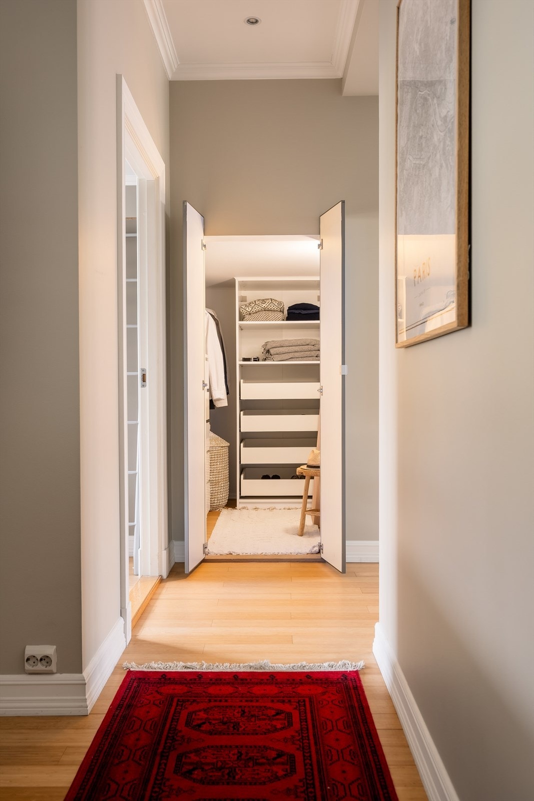Leiligheten har en egen garderobe med praktisk innredning. Galleribilde
