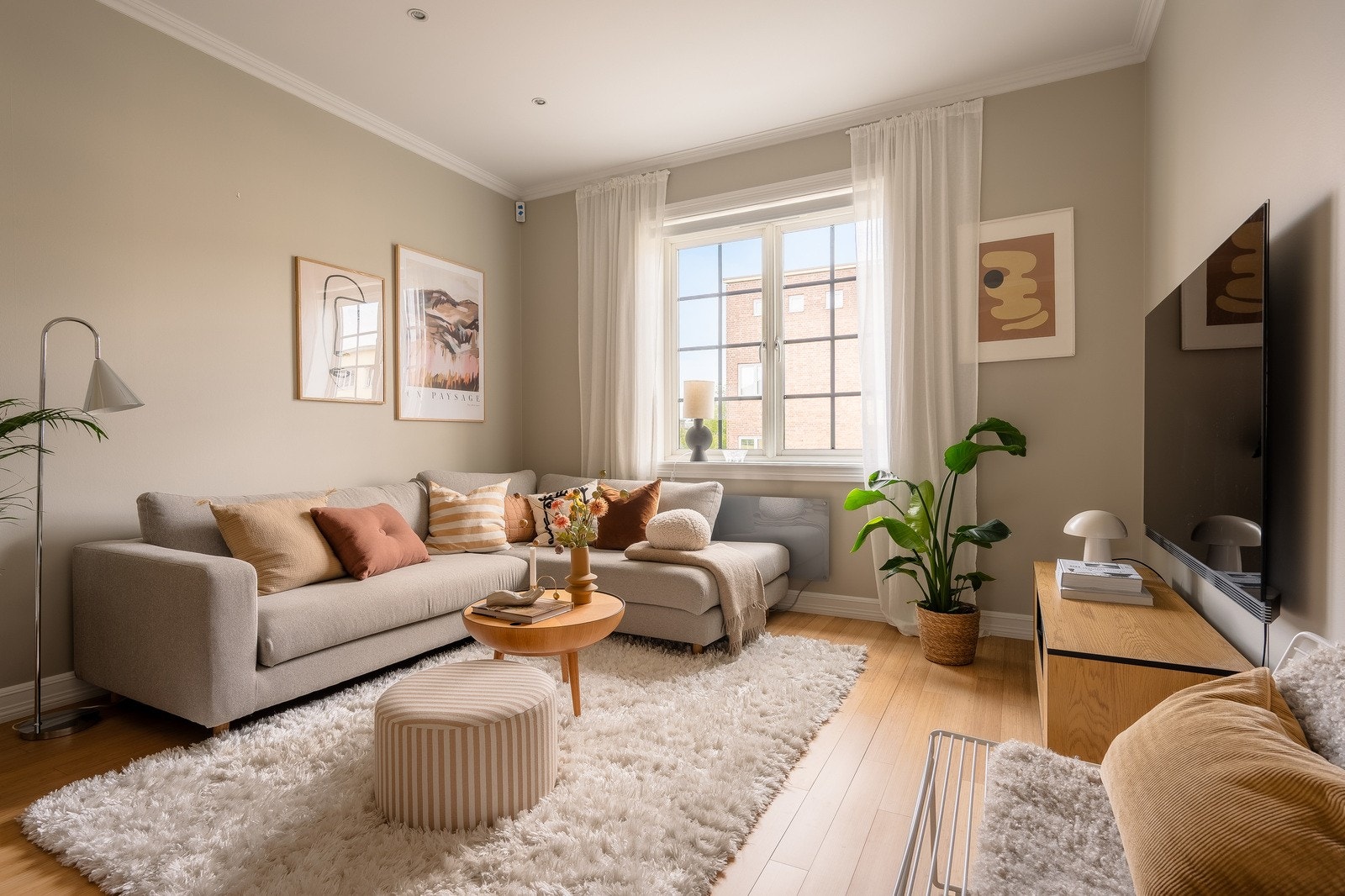 Stuen er romslig og gir god plass til en stor sofagruppe. Galleribilde