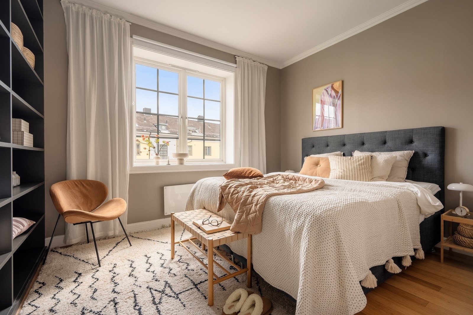 Soverommet har god plass til dobbeltseng og vender mot den rolige bakgården. Galleribilde