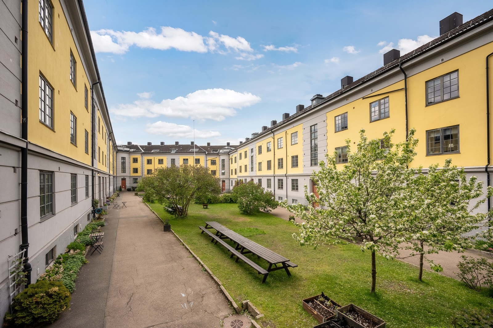 Borettslaget har en stor, grønn og skjermet bakgård - et pusterom midt i byen. Galleribilde