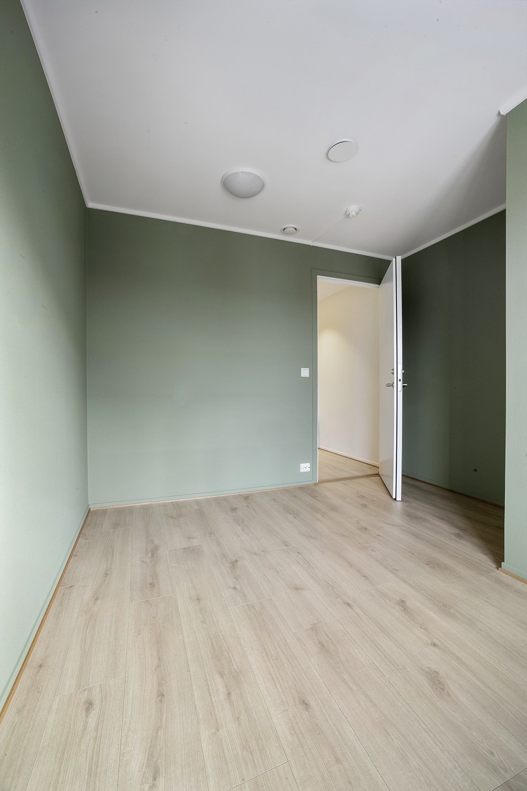 Leiligheten har tre soverom, alle med nylagt laminatgulv og nymalte overflater. Galleribilde
