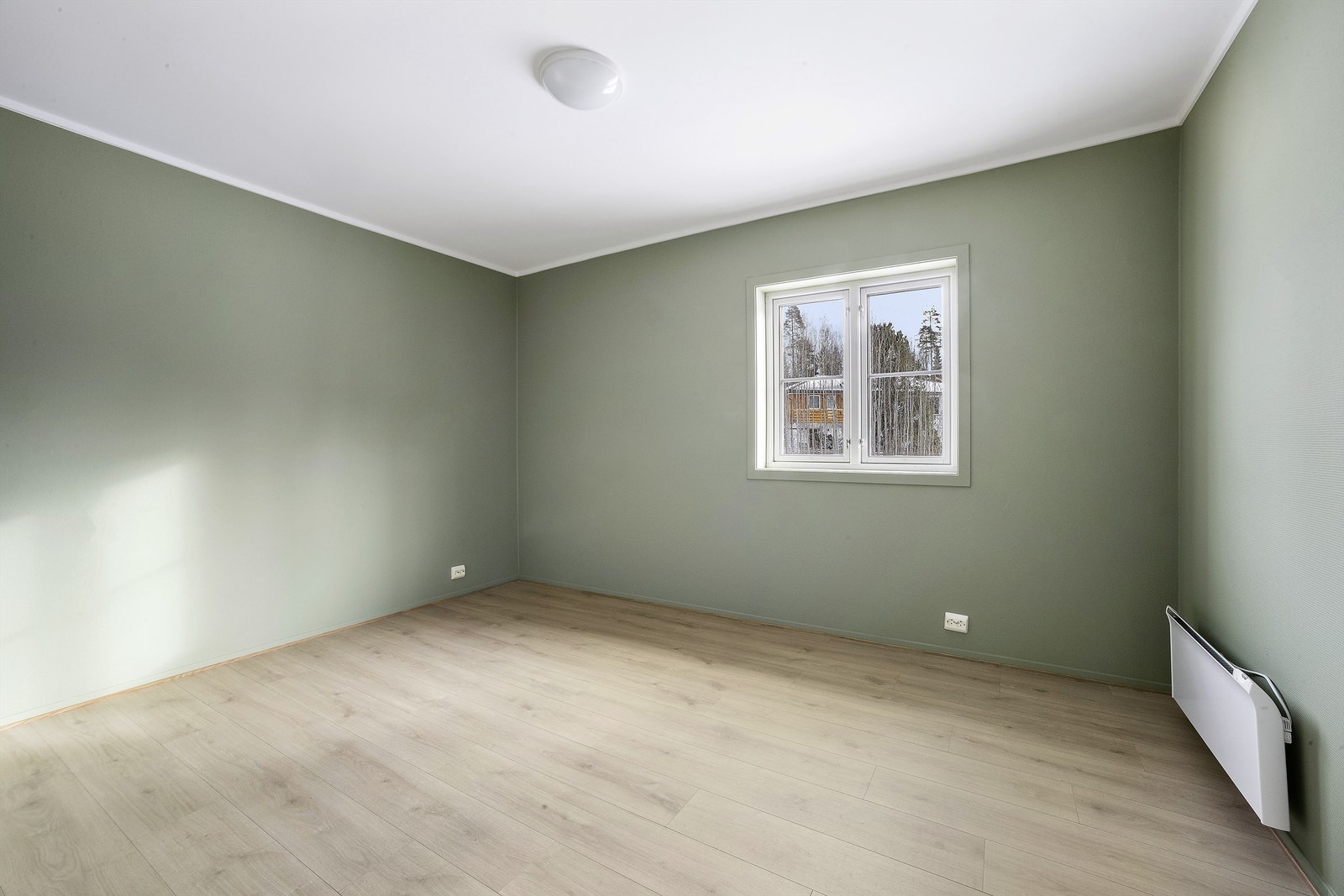 Det tredje soverommet har, som resten av leiligheten, slettmalte himlinger og vegger. Galleribilde