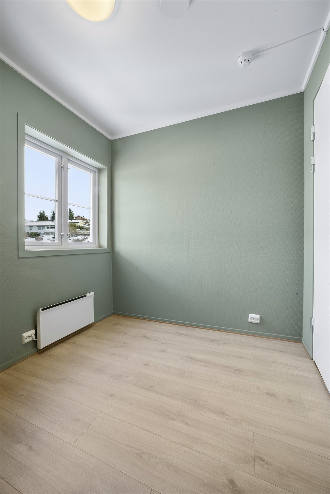 Vinduene har ramme og karm i tre med 2-lags isolerglass. Galleribilde