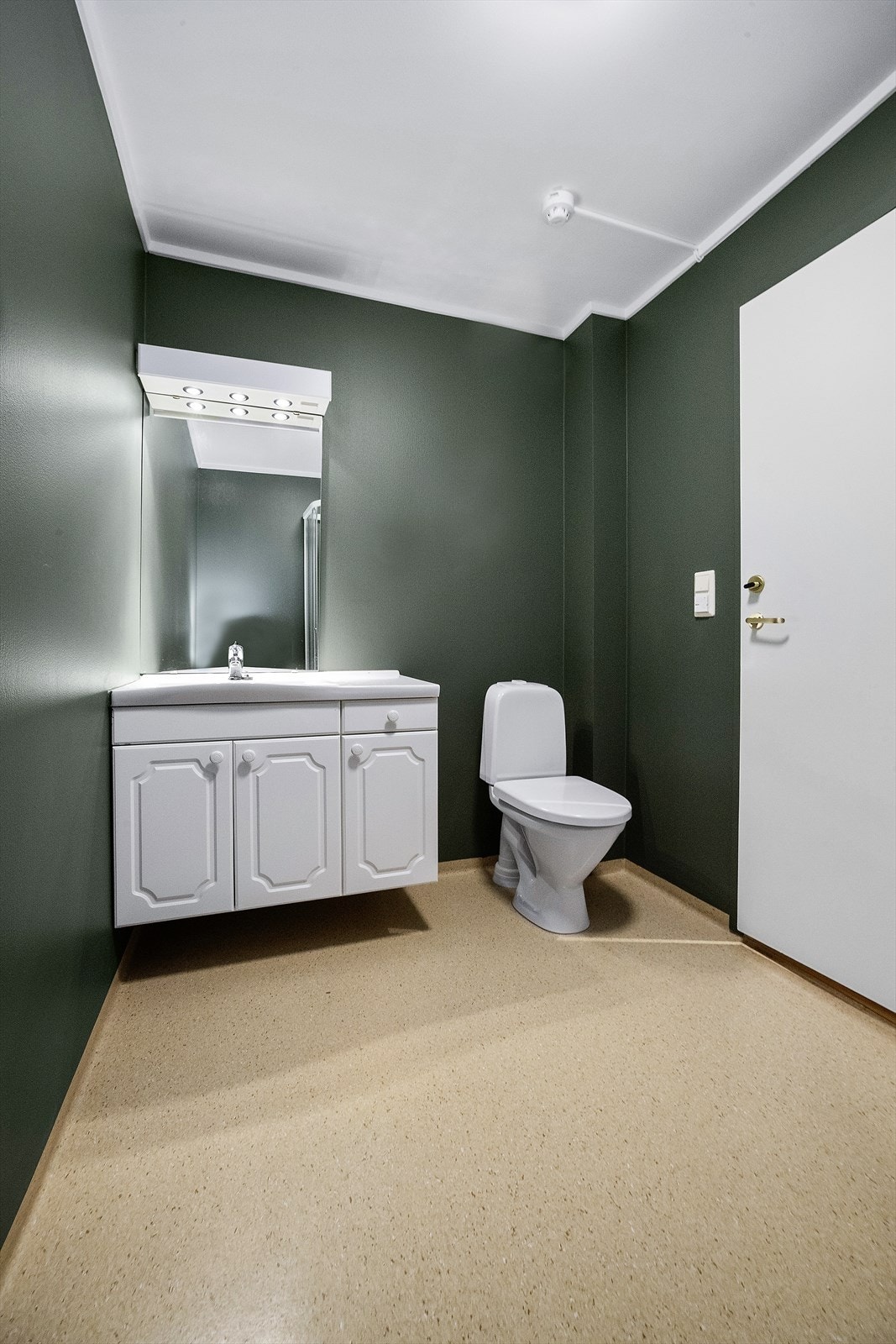Badet har gulvbelegg, servantskap og gulvklosett. Veggene er nylig malt. Galleribilde