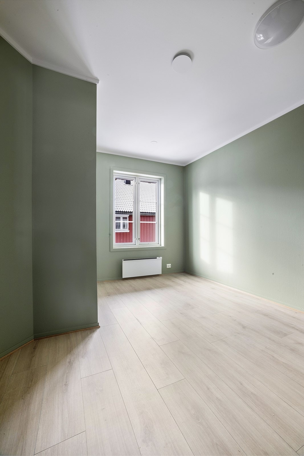 Gjennomgående materialvalg og farger skaper en helhetlig stil i boligen. Galleribilde