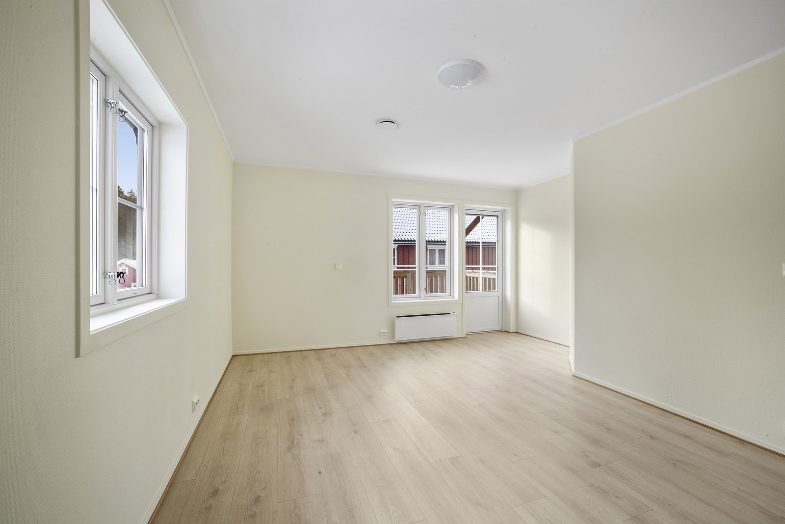 Stuen har plass til både sofagruppe og spisebord. Alle overflater er nylig sparklet og malt. Galleribilde