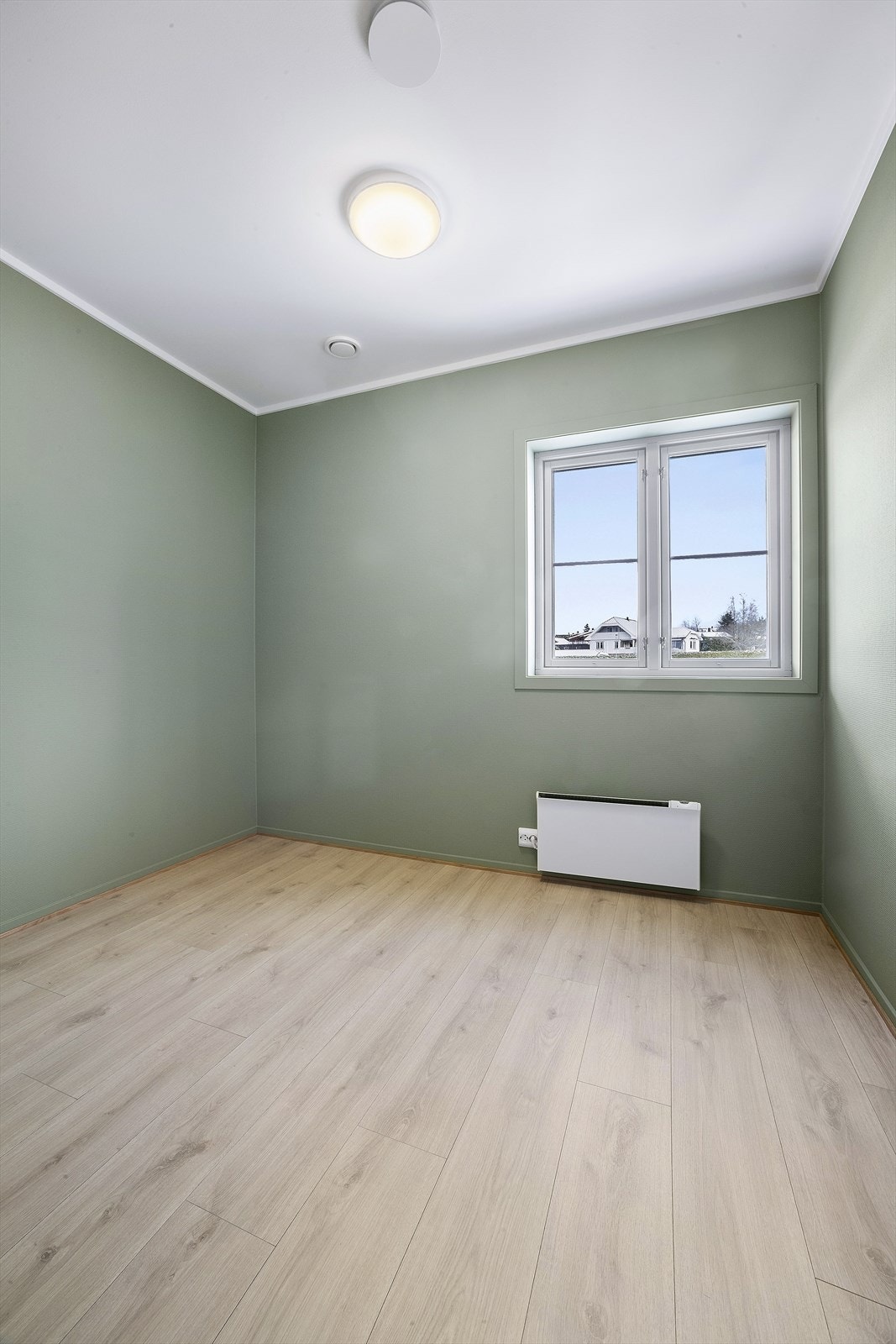 Et av de tre soverommene, alle med god plass til seng og oppbevaringsløsninger. Galleribilde
