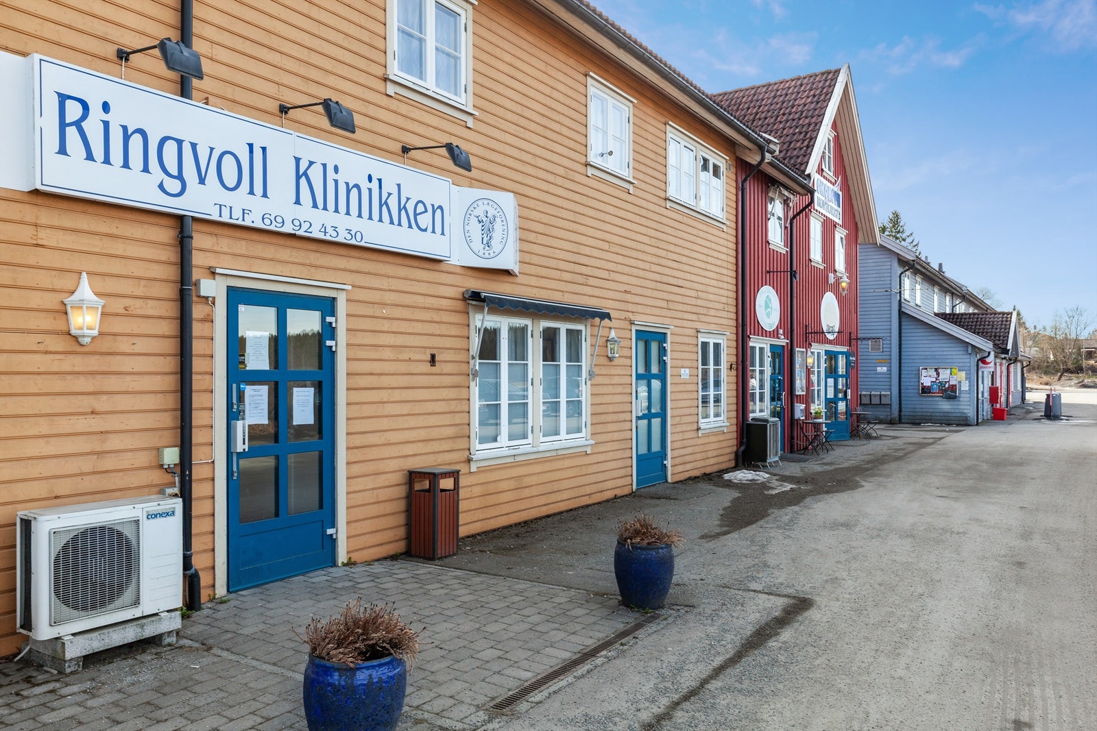 Ringvoll Senter tilbyr flere lokale tjenester, og bussholdeplassen er kun tre minutter unna. Galleribilde