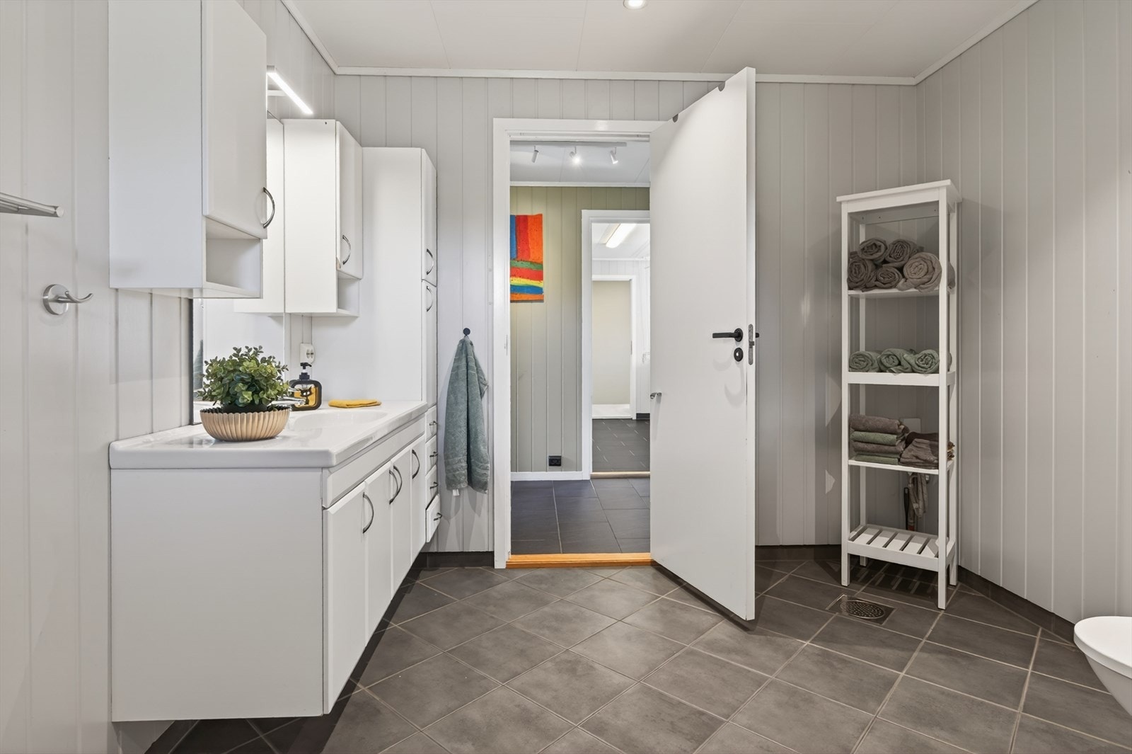 Badet har innredning med nedfelt servant og godt med skapplass. Opplegg for badekar. Galleribilde