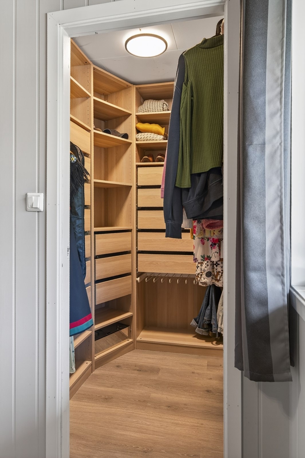 I tilknytning til soverom 1 er det etablert et praktisk omkledningsrom. Galleribilde