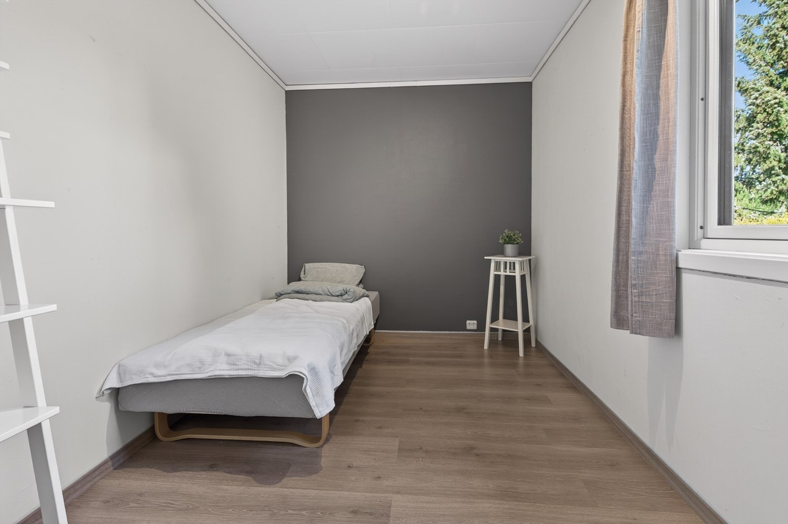 Soverom 2, med god plass til seng og oppbevaring. Galleribilde