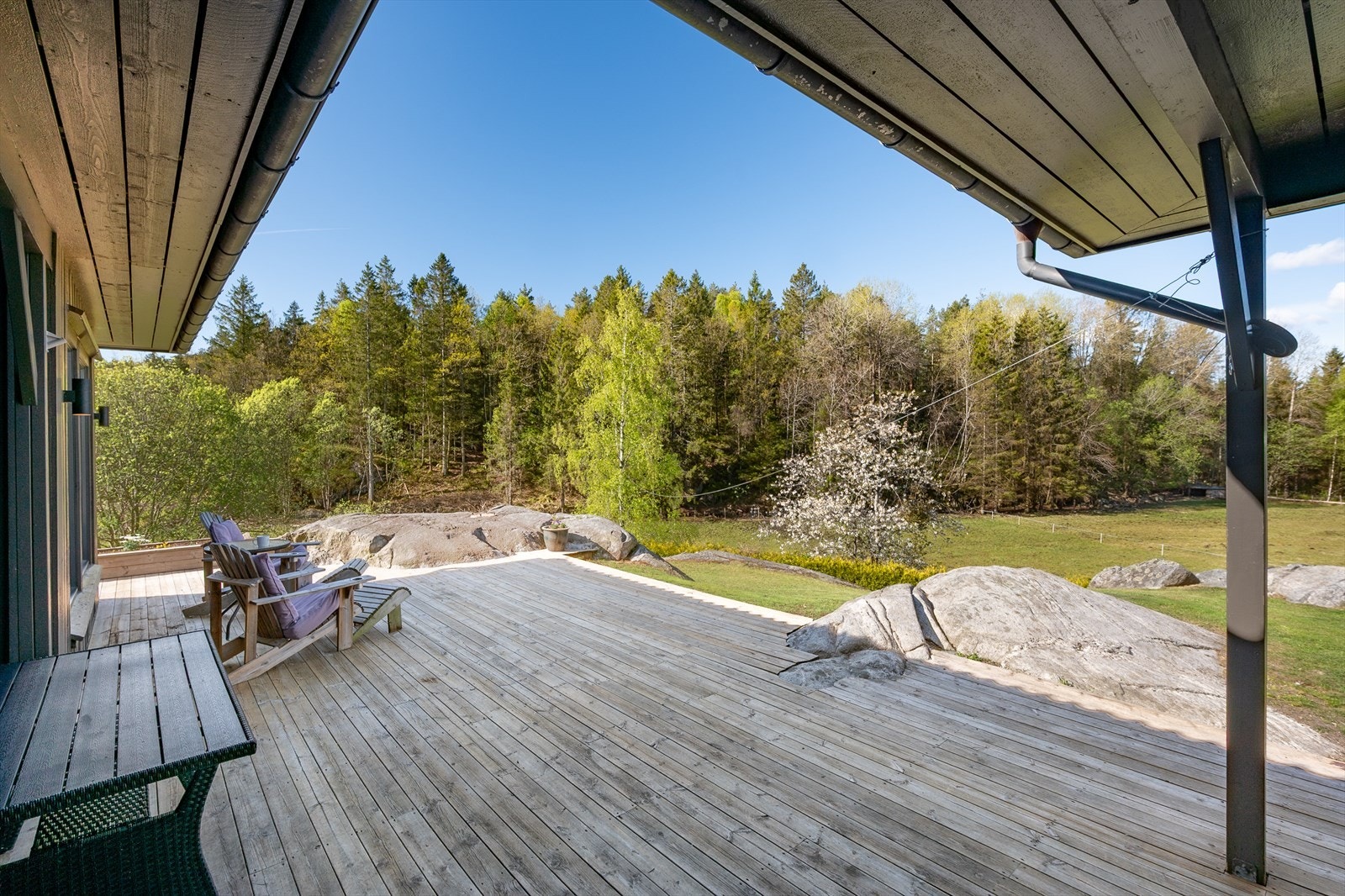 På den store terrassen kan du sitte i landlige og skjermede omgivelser. Galleribilde