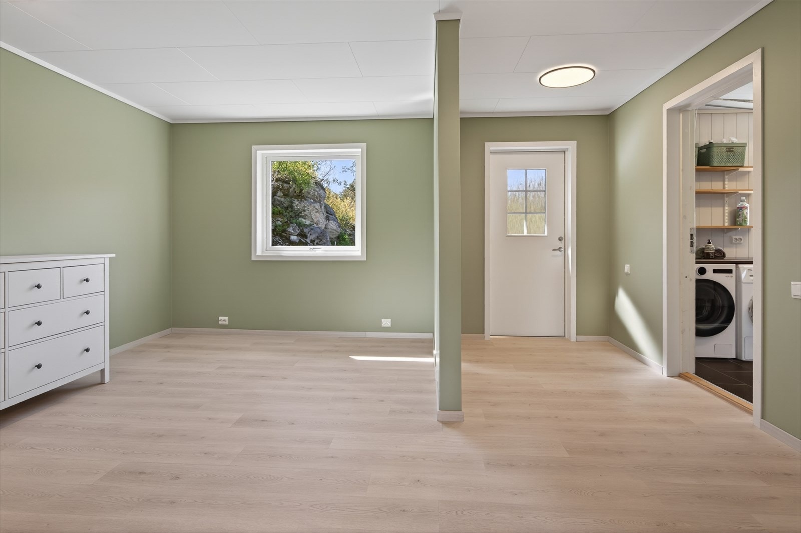 En tidligere garasje er ombygget og inneholder nå en ekstra stue, soverom og bod. Galleribilde