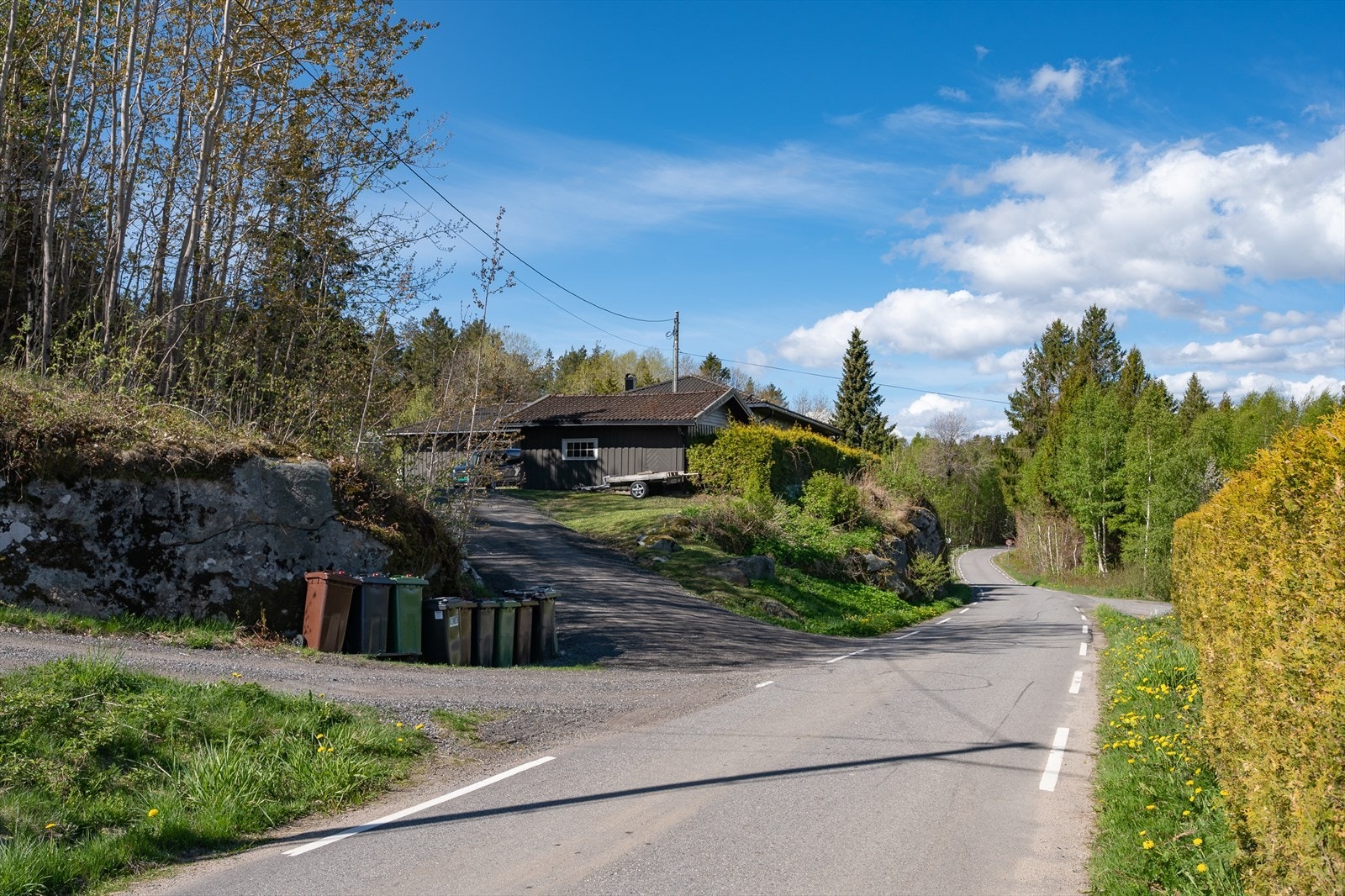 Eiendommen har felles adkomst med nabo og ligger i et stille og rolig område, ca. 3,5 km fra Lillesand sentrum. Galleribilde