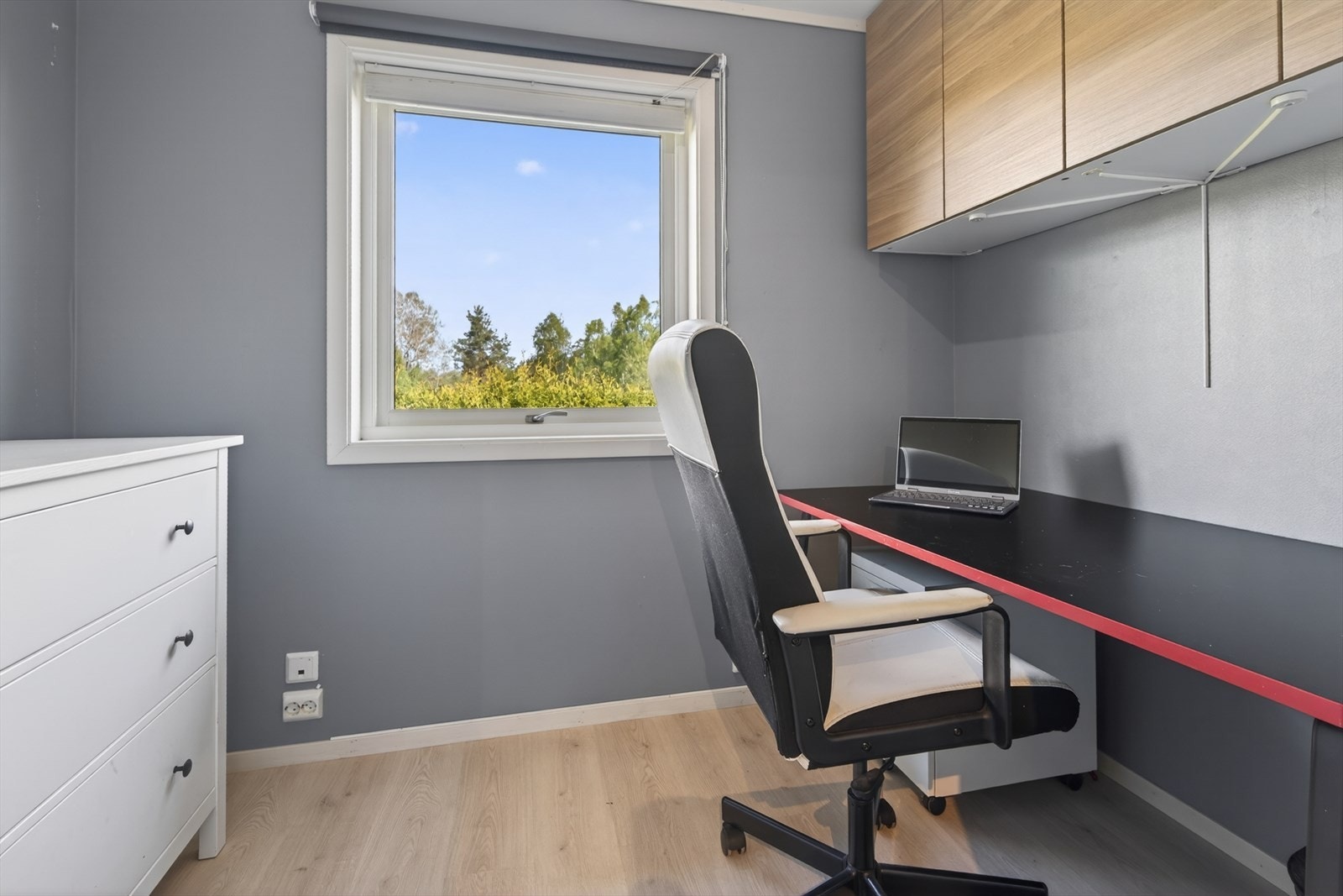 Innredet rom som i dag benyttes som kontor. Rommet er opprinnelig godkjent som bod. Galleribilde
