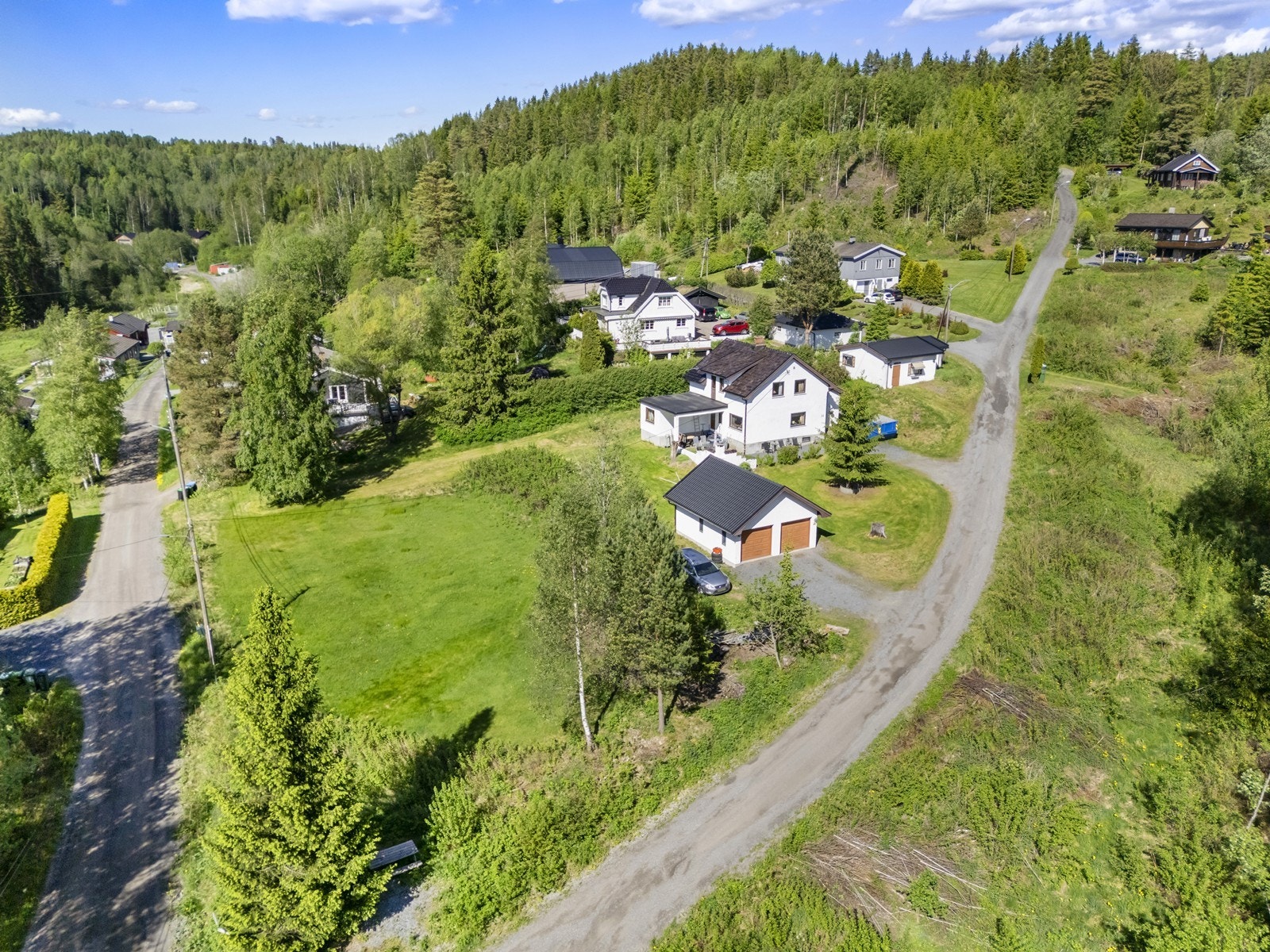 Dalen barnehage og skole ligger omtrent 5 minutter unna med bil. Galleribilde