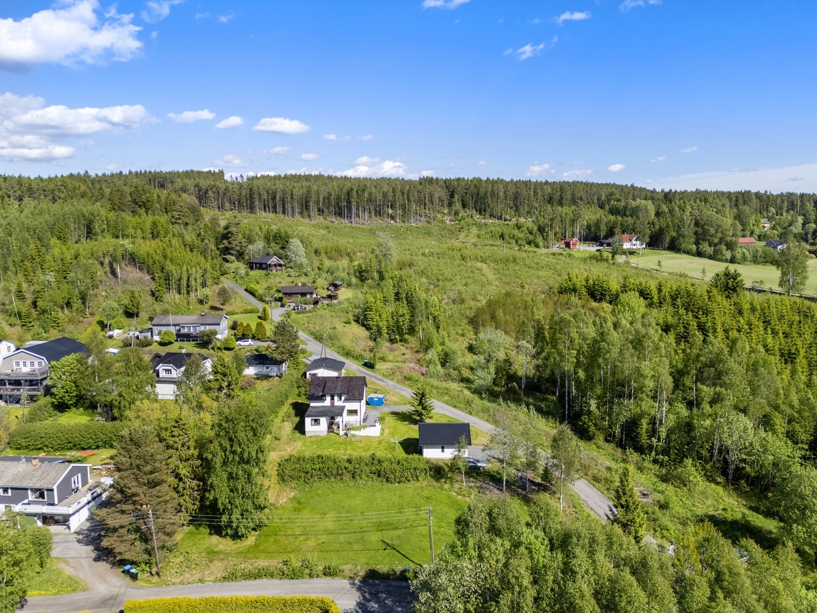 Eiendommen ligger landlig til, med kort vei til skogen
og turområder. Galleribilde