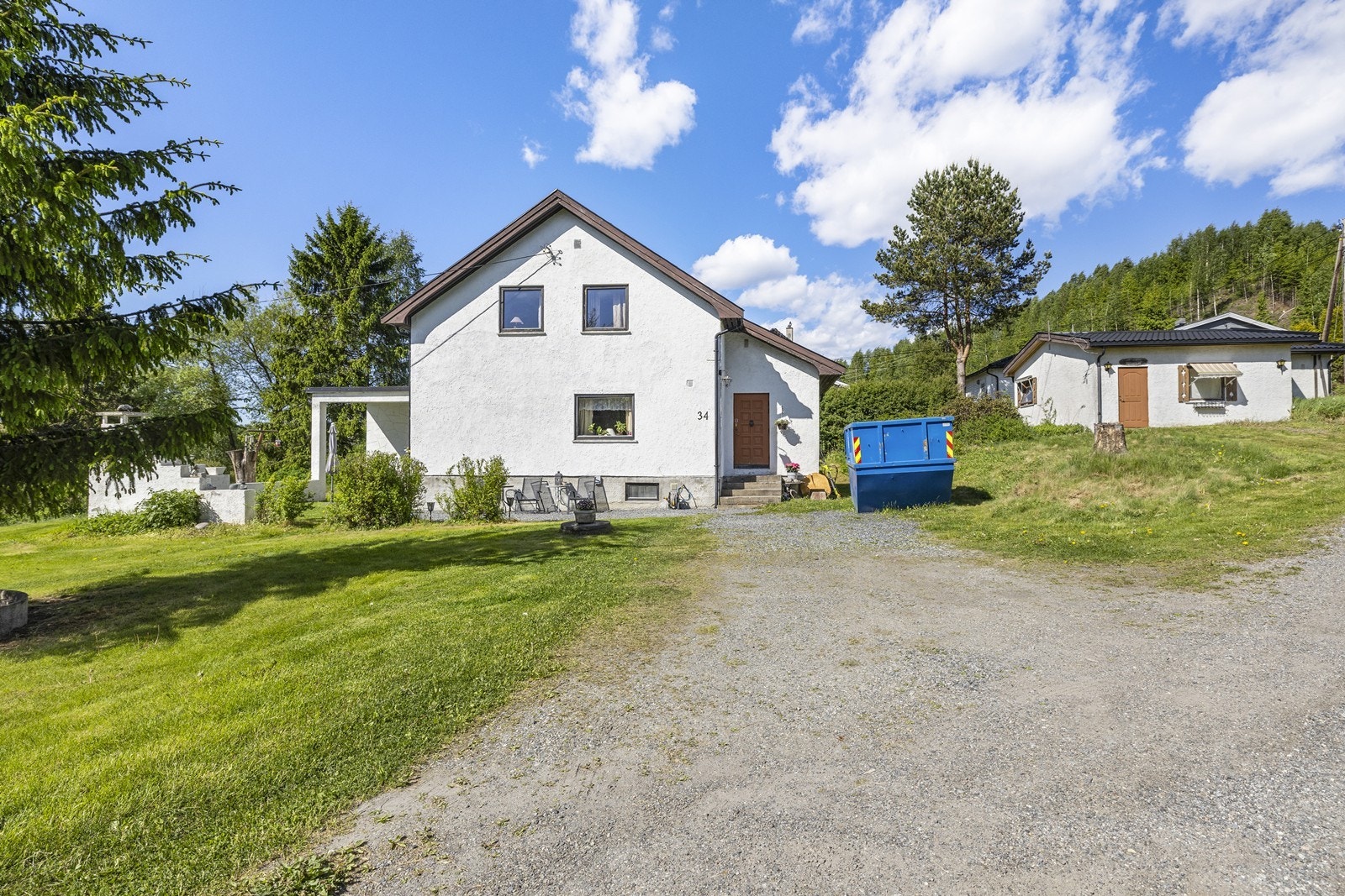 Innholdsrik eiendom med enebolig i betong, dobbelgarasje og bakerhus/verksted. Eneboligen er fra 1961 og dobbeltgarasjen er fra år 2000. Galleribilde