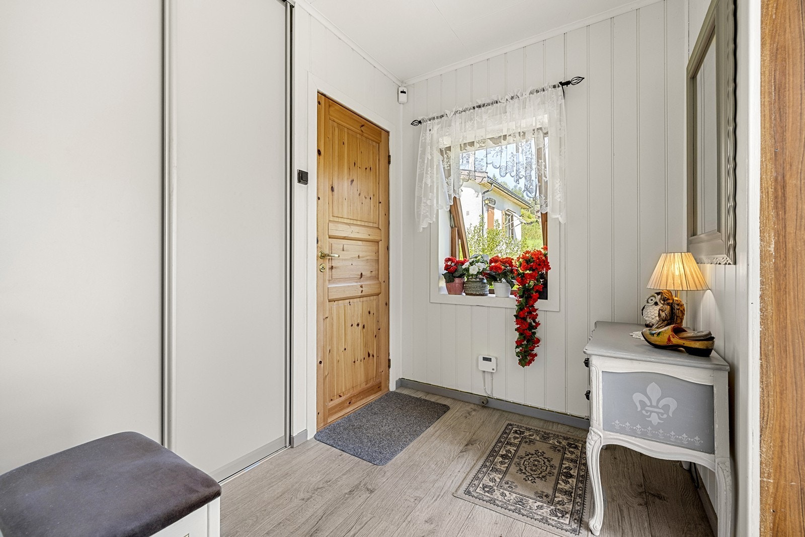 Entréen har god plass til oppbevaring av yttertøy og sko. Galleribilde