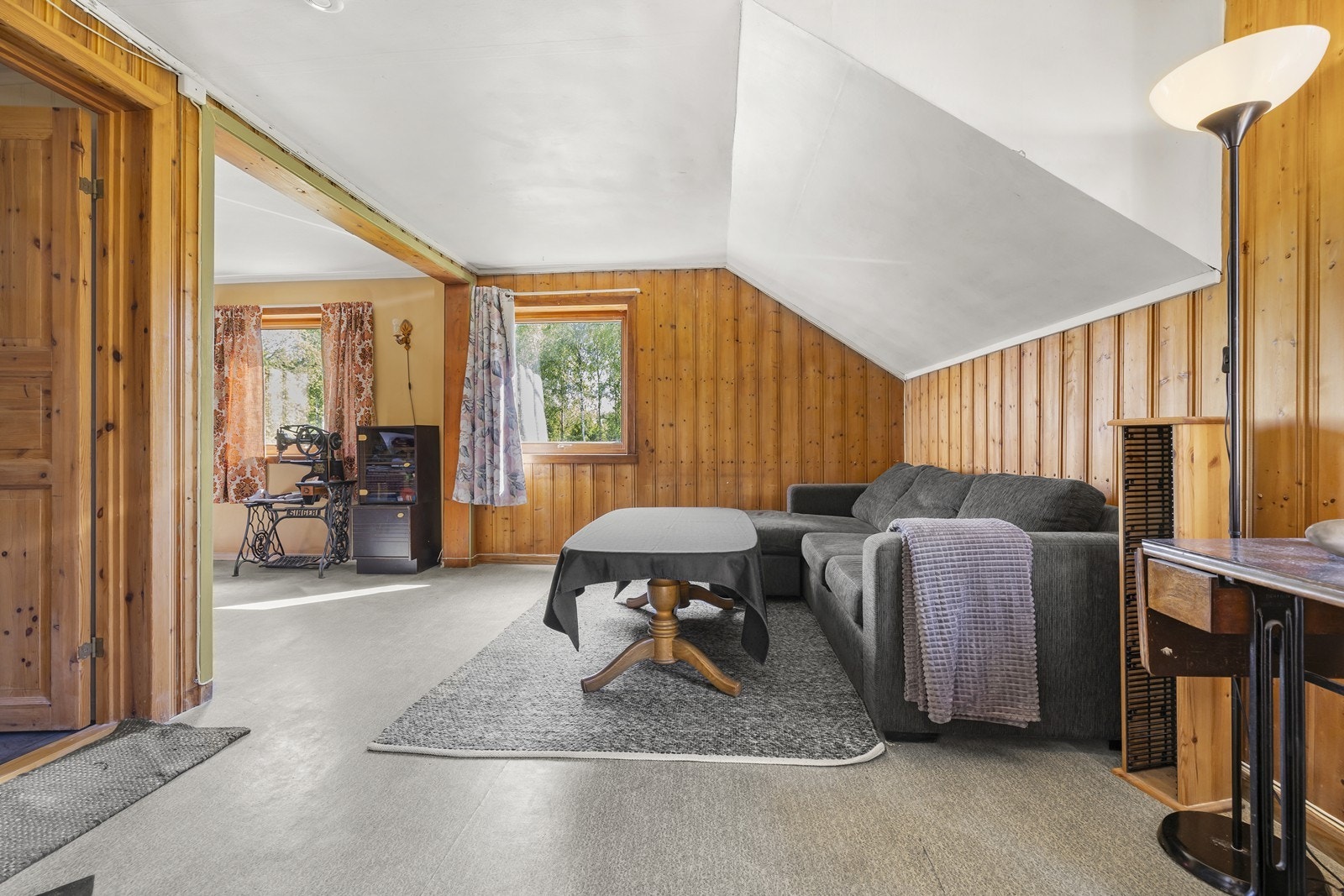 Loftstuen i andre etasje med god plass plass til en egen TV-krok eller sittegruppe. Galleribilde