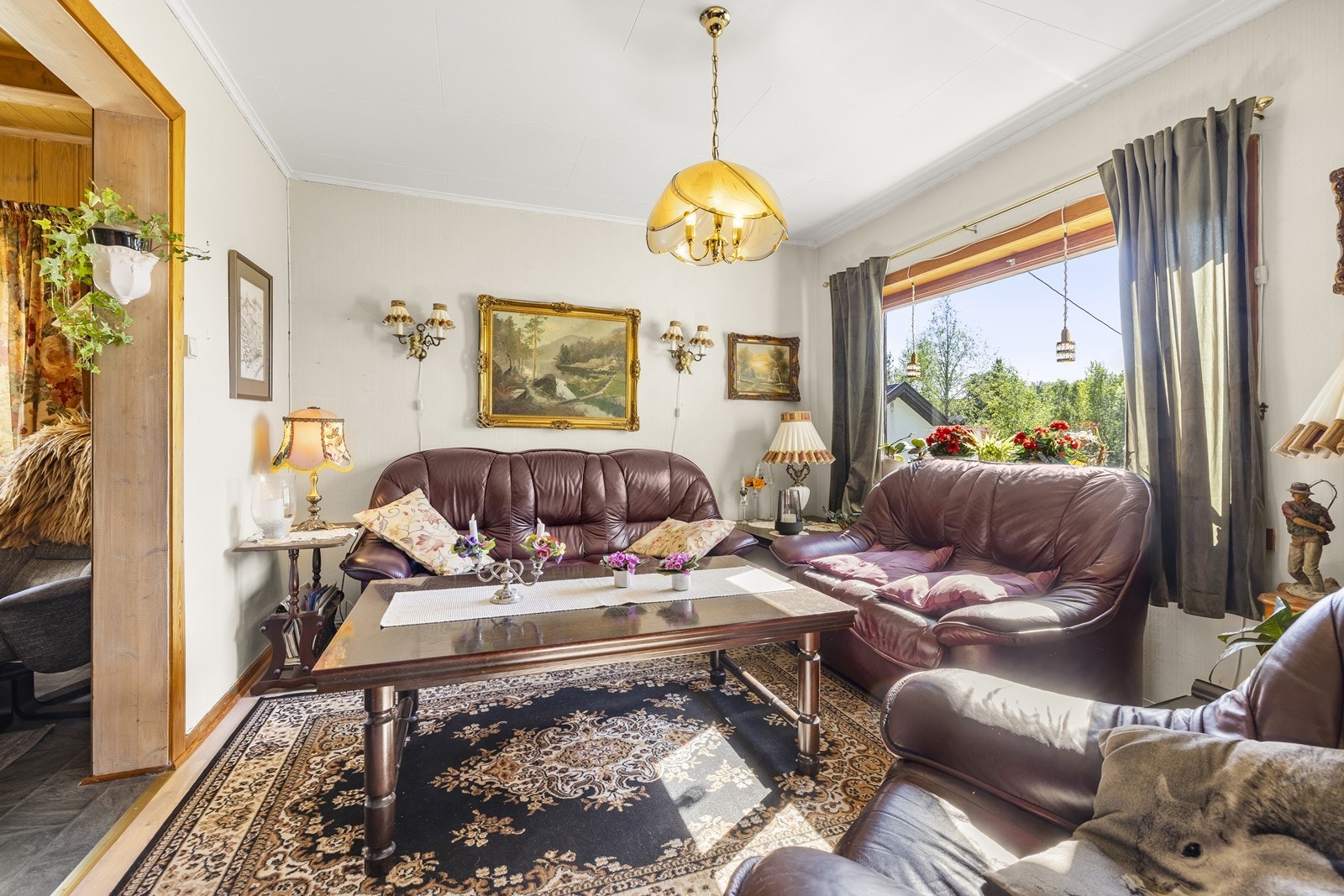 Store vindusflater gir godt med naturlig lys til oppholdsrommene. Galleribilde