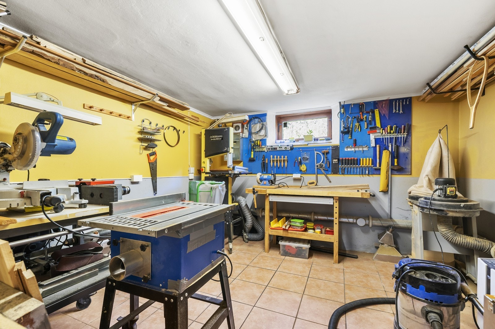 Kjelleren har flere disponible rom, inkludert et innredet arbeidsrom/verksted. Galleribilde
