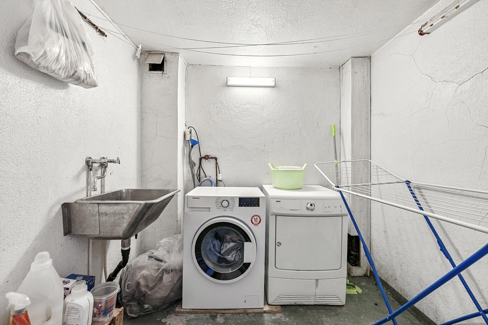 Praktisk vaskerom med opplegg for vaskemaskin og tørketrommel. Galleribilde