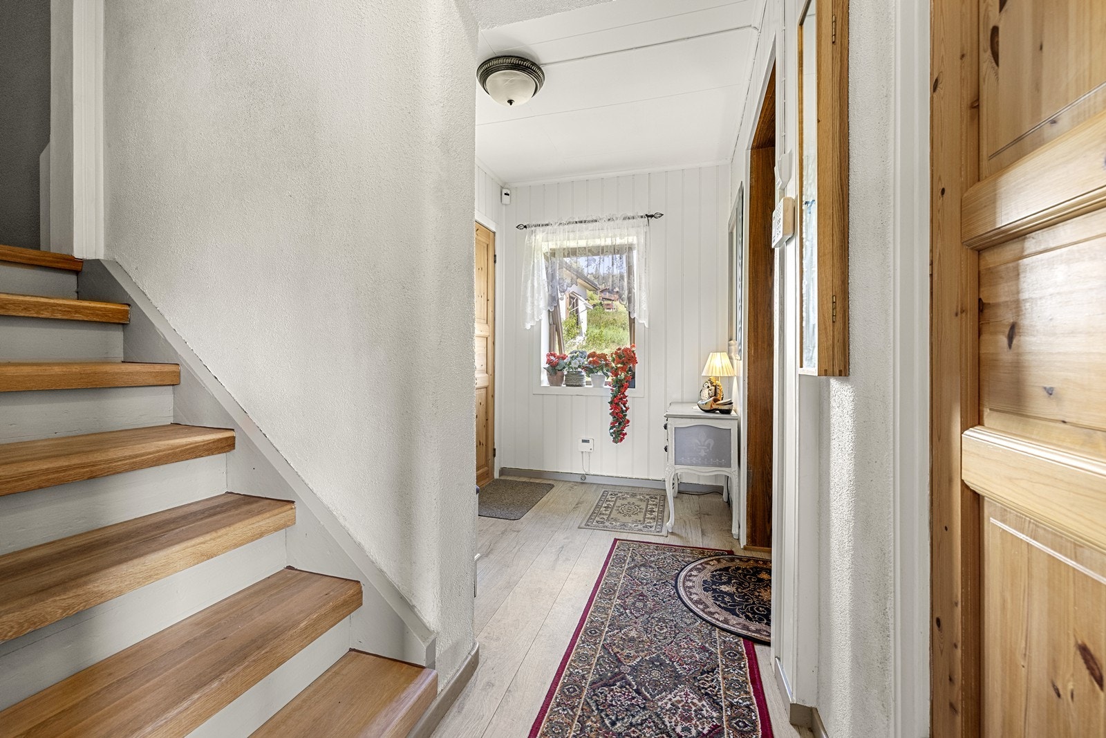 Malt tretrapp med laminat i trinnene leder opp til andre etasje. Galleribilde