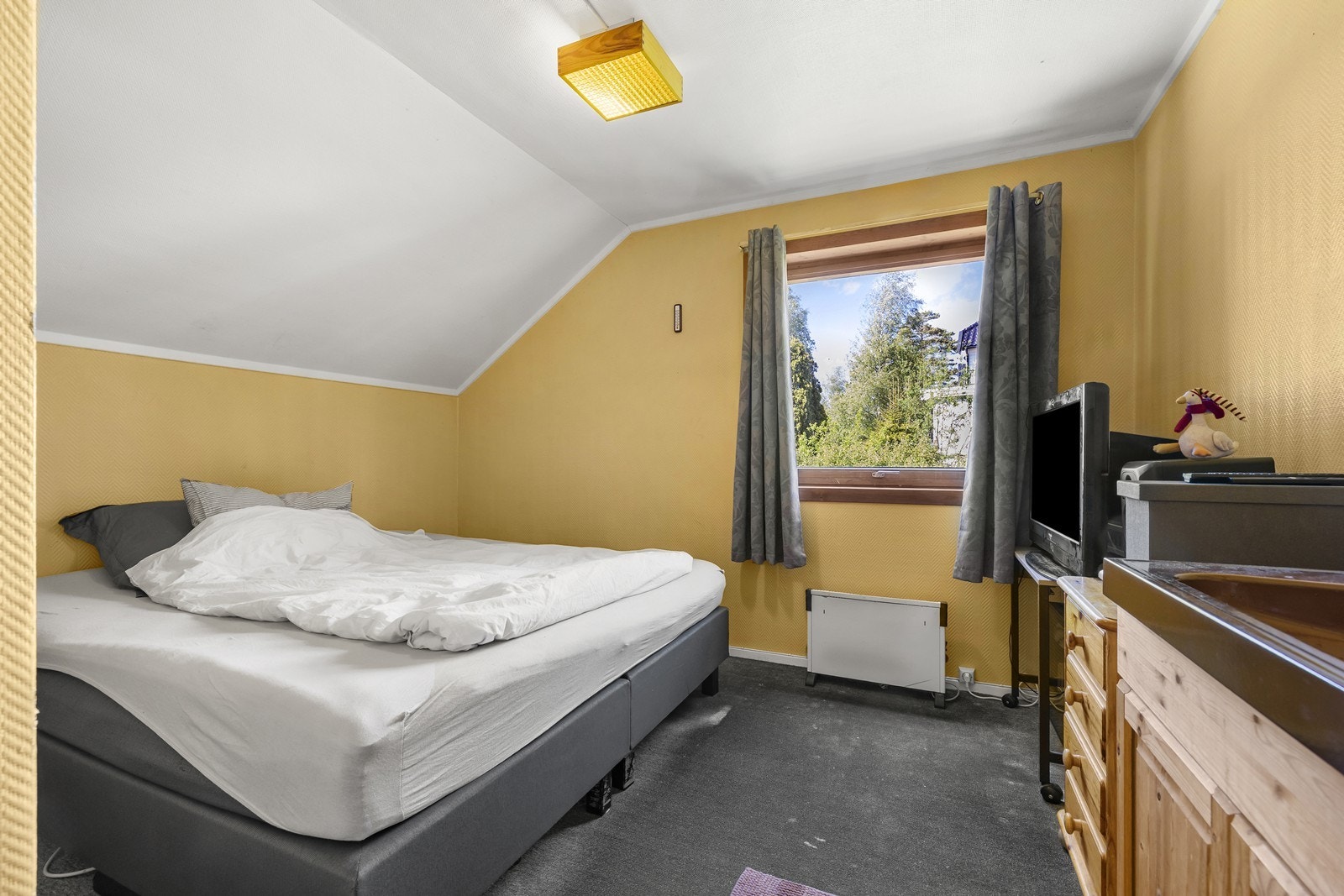 Soverom i andre etasje med plass til seng og skrivepult. Galleribilde