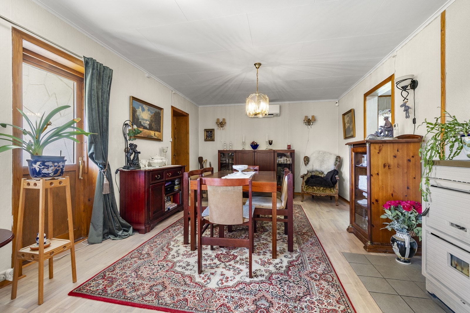 Romslig spisestue med god plass til både spisebord og sofagruppe. Galleribilde