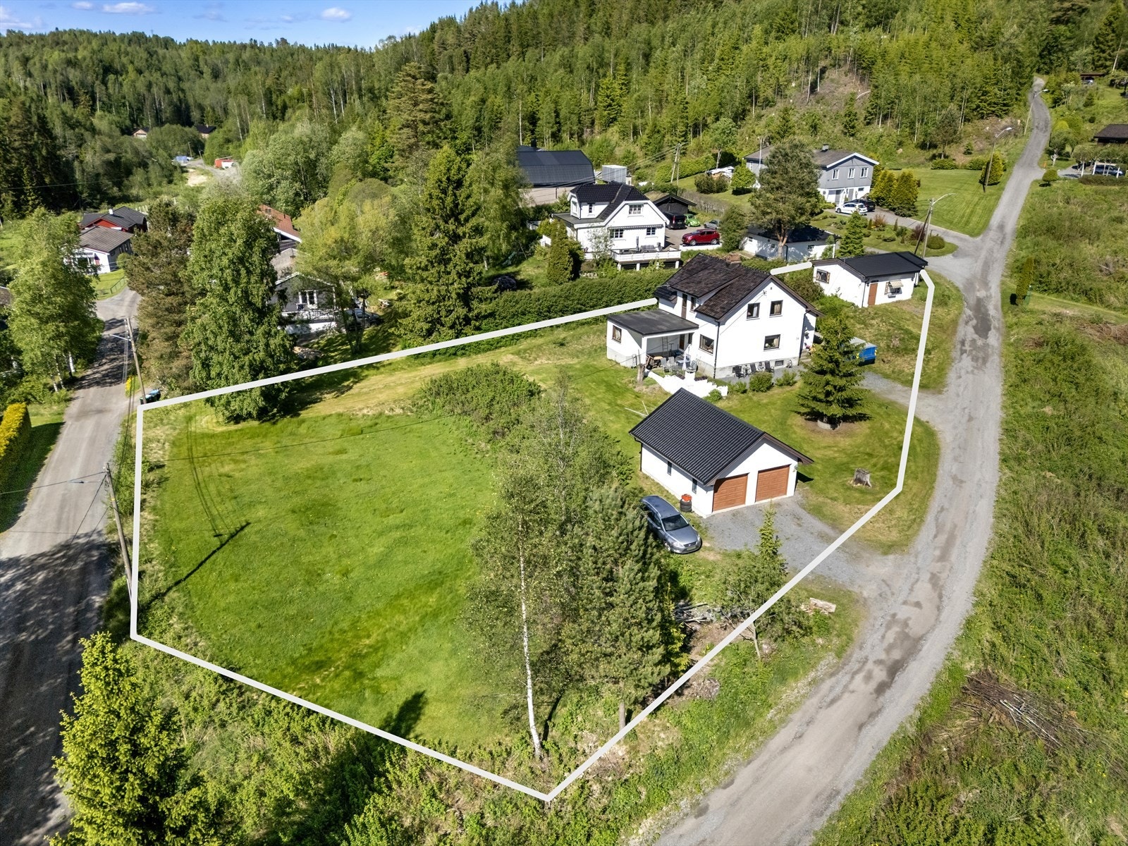 Eiendommen har en stor eiertomt på over 2,5 mål i landlige omgivelser (Tomten er selvskissert av megler og er kun ment for å illustrere tomtegrensene. Avvik må derfor medberegnes. Se målebrev i salgsoppgaven for korrekt tomtegrense) Galleribilde