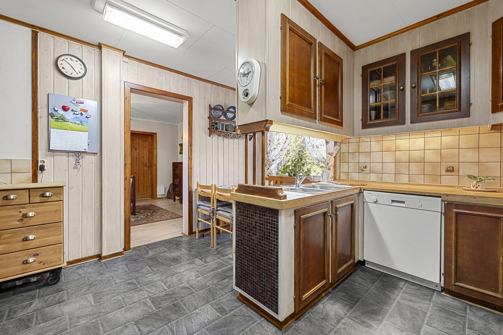 Romslig kjøkkenrom. Galleribilde