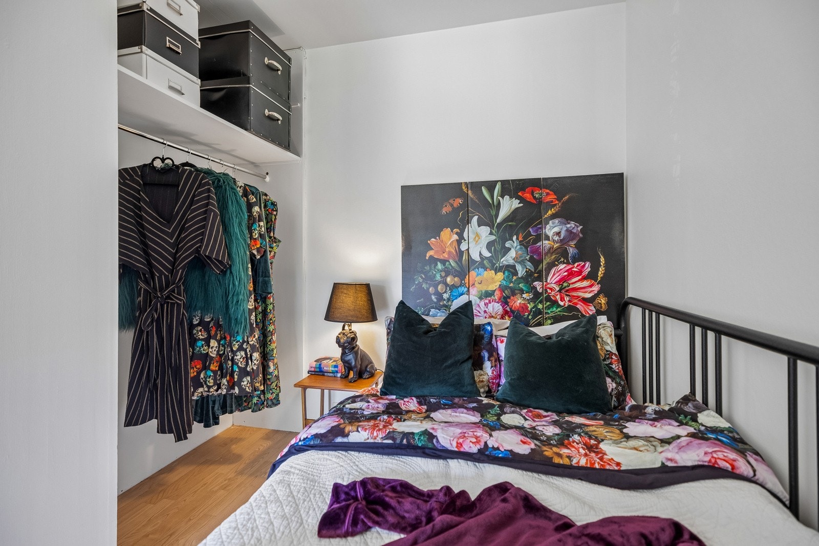 Her er det også en praktisk garderobeløsning med god plass til oppbevaring. Galleribilde