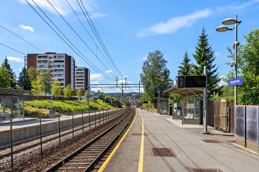 Det tar ca. 14 minutter med tog til Oslo sentrum og ca. 21 minutter til Lillestrøm Galleribilde