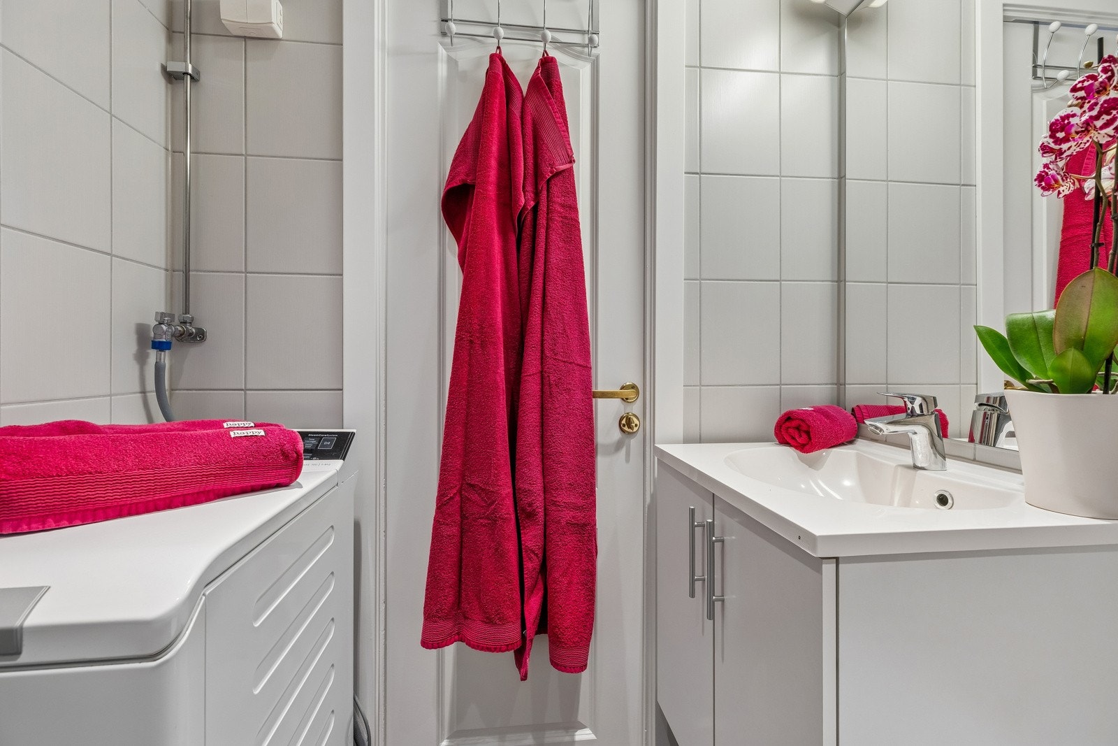 Badet har varmekabler i gulv og opplegg for vaskemaskin. Borettslaget har også et fellesvaskeri. Galleribilde