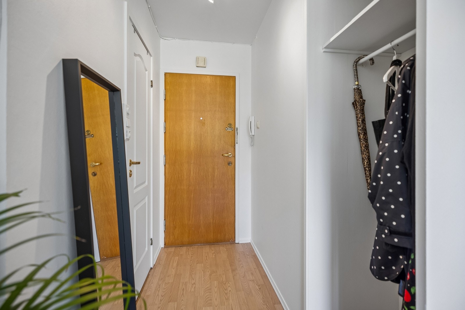 Lys entré med praktisk garderobeløsning. Galleribilde