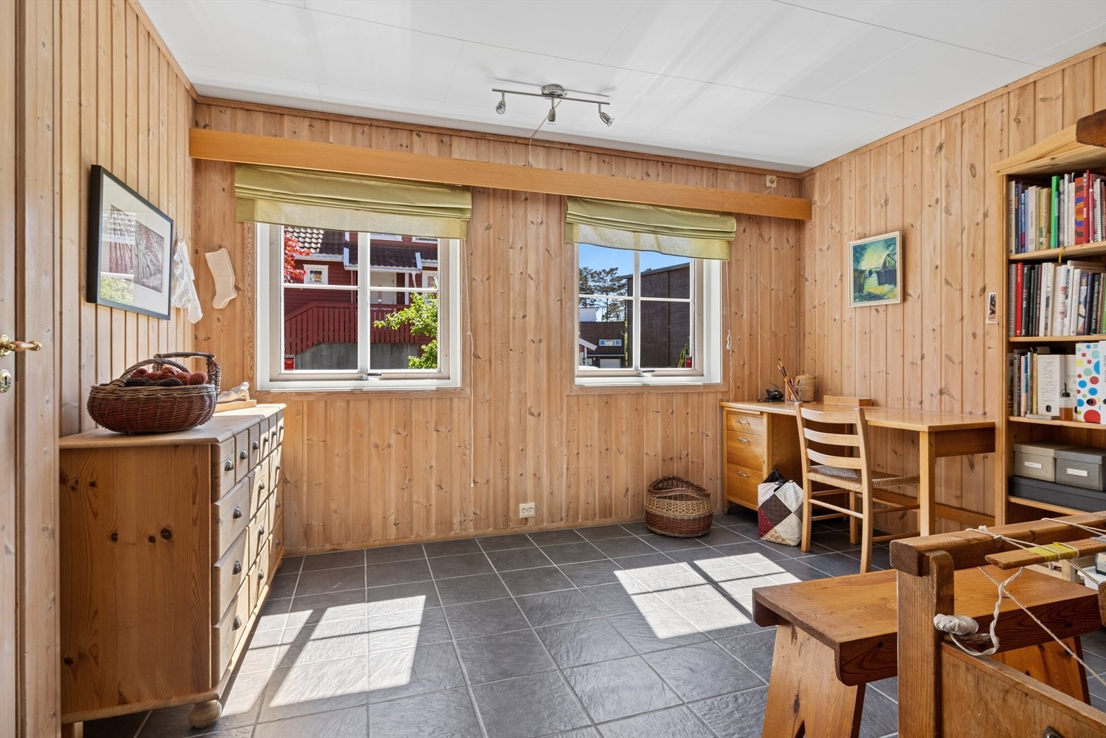 Store vindusflater slipper inn rikelig med dagslys Galleribilde